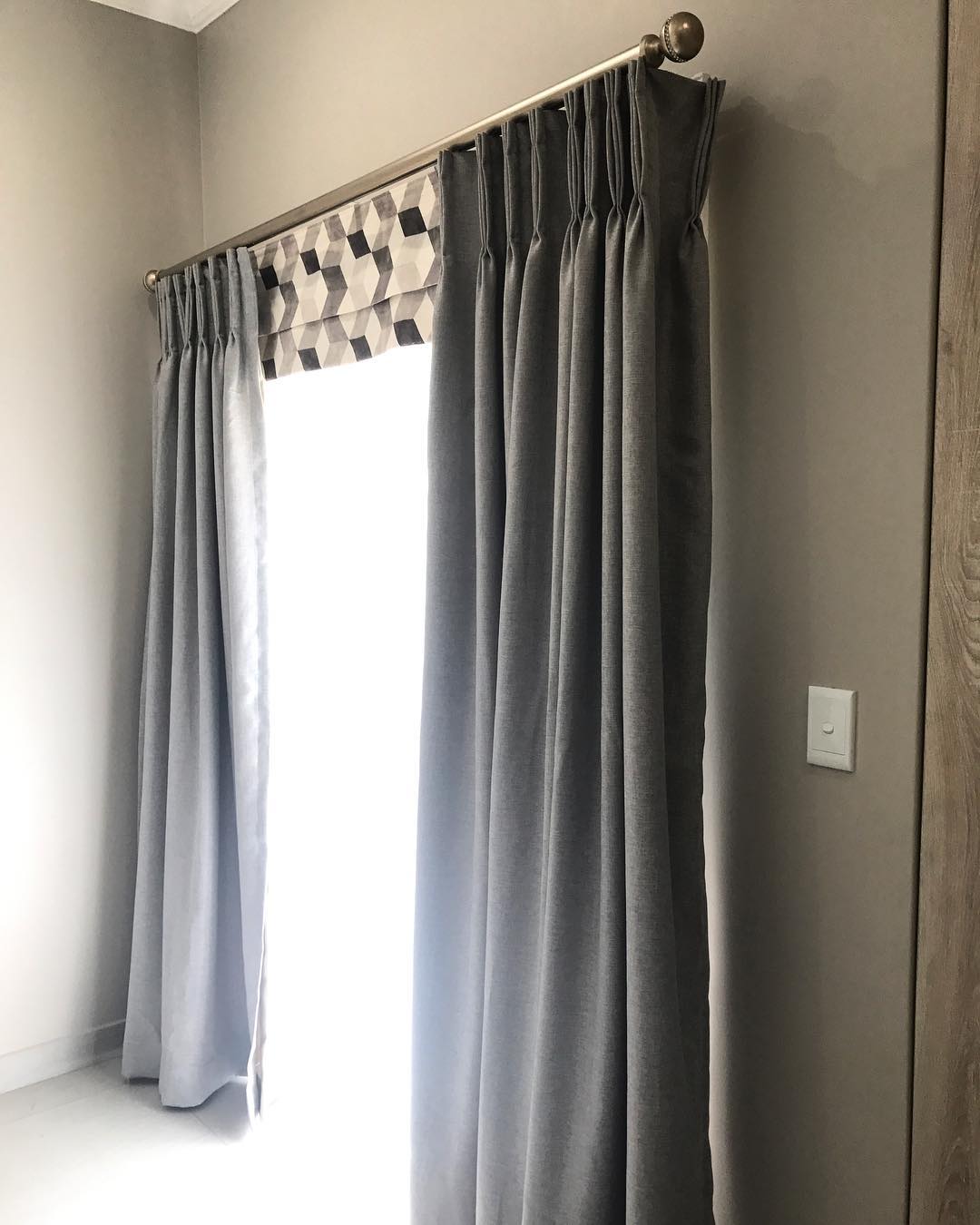 French pleat curtain with patterned roman blind, white gold chase decorator #hertex #kirtech #interiors #curtains
