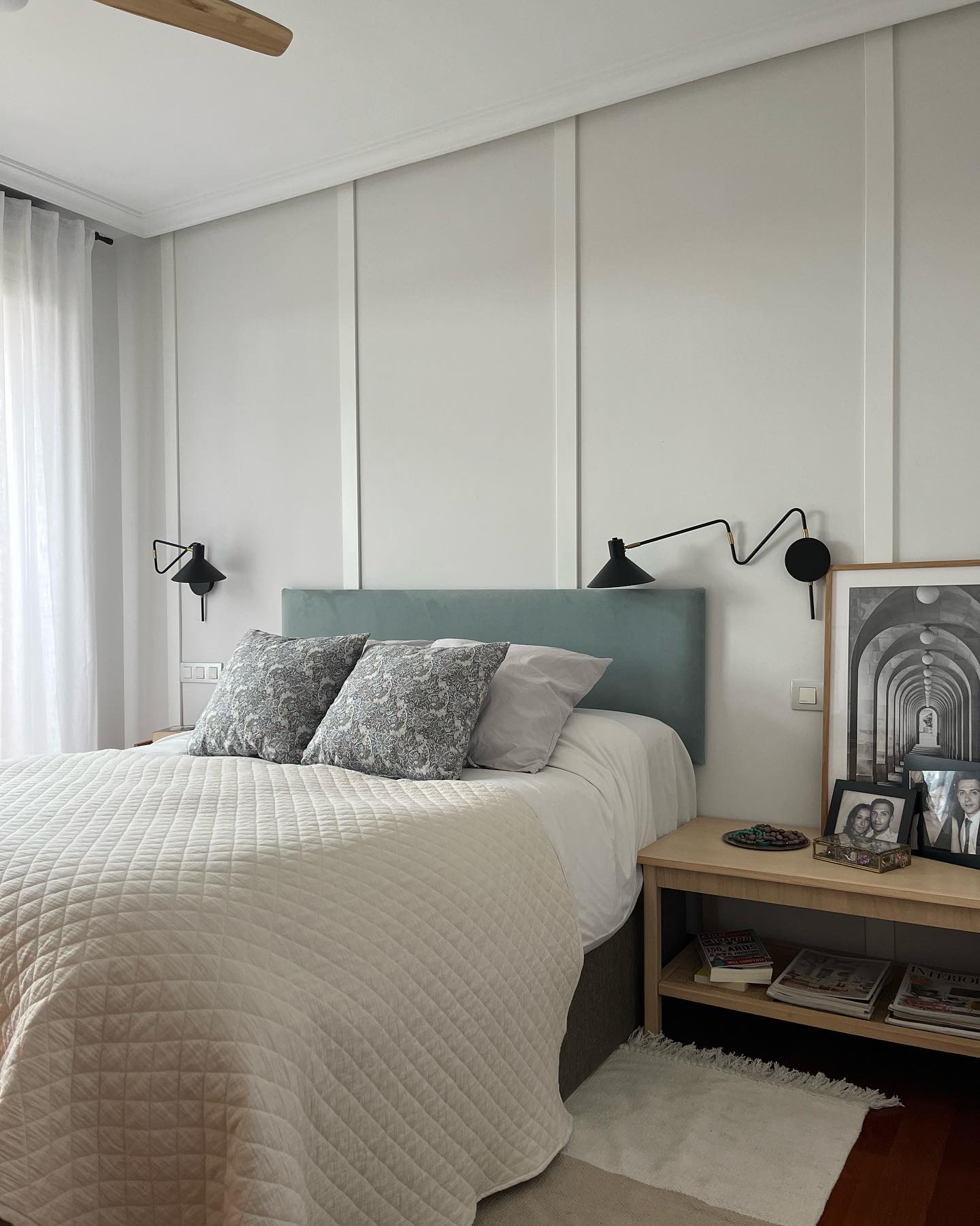 Qué le pides a un un #dormitorio ?
Yo creo que es una estancia para decorar muy “agradecida”! Siempre digo que son tres elementos los esenciales en la decoración de estas estancias: pocos elementos (alguno de madera), textiles e iluminación.
Y en este caso: las molduras ❤️
Qué más se te ocurre?
#livinglavidadeco
#interiorismo
#decoracion