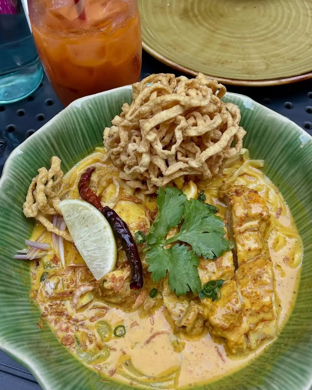 Northern Thai comfort, right in the middle of the CBD! 🍜✨
Our Chiang Mai Chicken Curry is rich, aromatic and layered with lime, dried chilli, herbs and crispy shallots over a nest of egg noodles.
Which dish are you ordering on your next booking? 👀
📸: @ohmyfoodiegoodie
#PokPokJunior #ThaiFoodMelbourne #MelbourneCBD #MelbourneLunch #AsianStreetFood