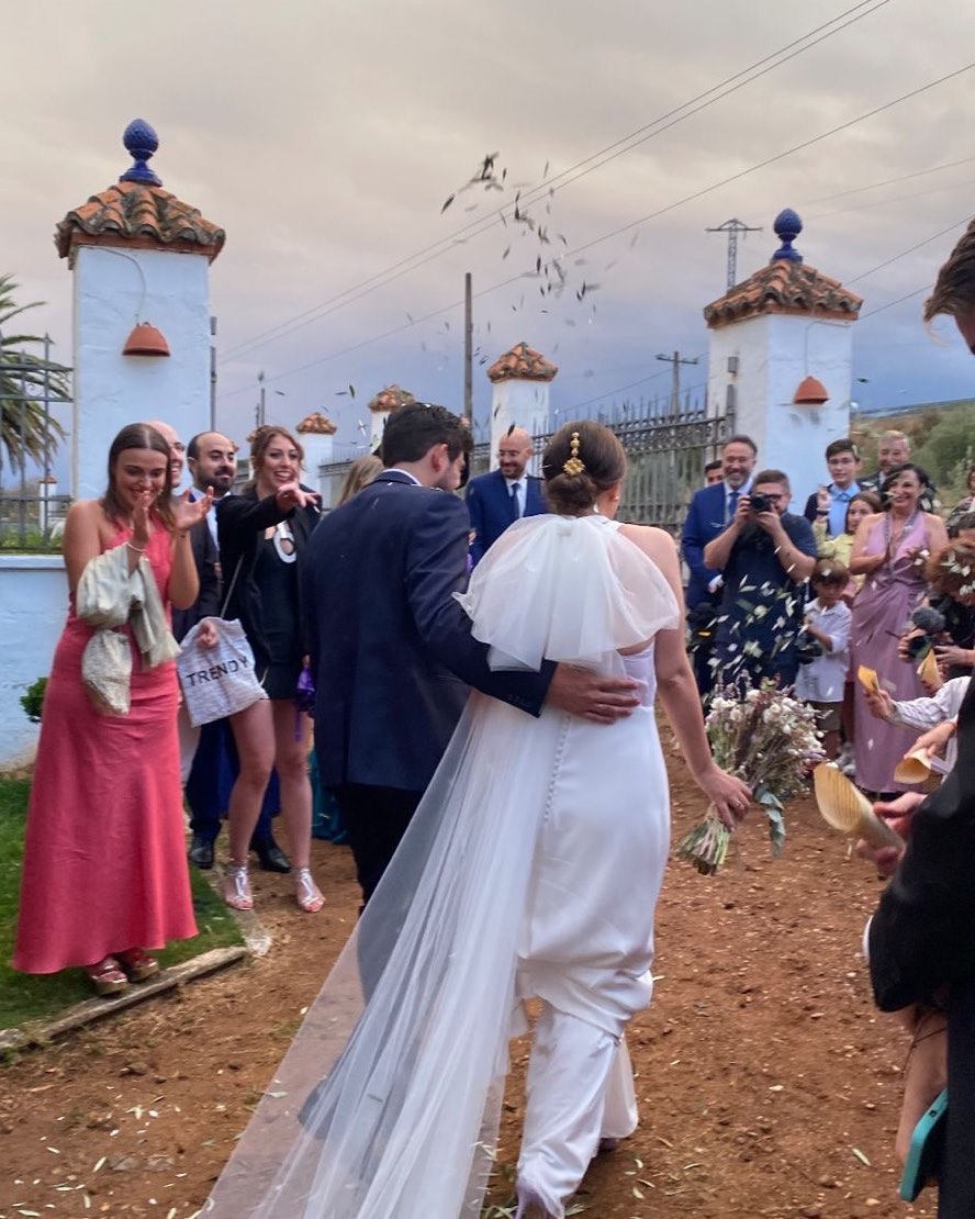 Paola&Alex 🤍💍
Vosotros sois puro Amor 🧡
Gracias 🙏
@cateringlagranfamilia
@javier_jaroal
@produccionesalavida
@erizo.producciones
@loshappybananas
@atelier.floral.azucena_
@loletabeautycc
@lumierepeluqueria_
@santa_catalina_events