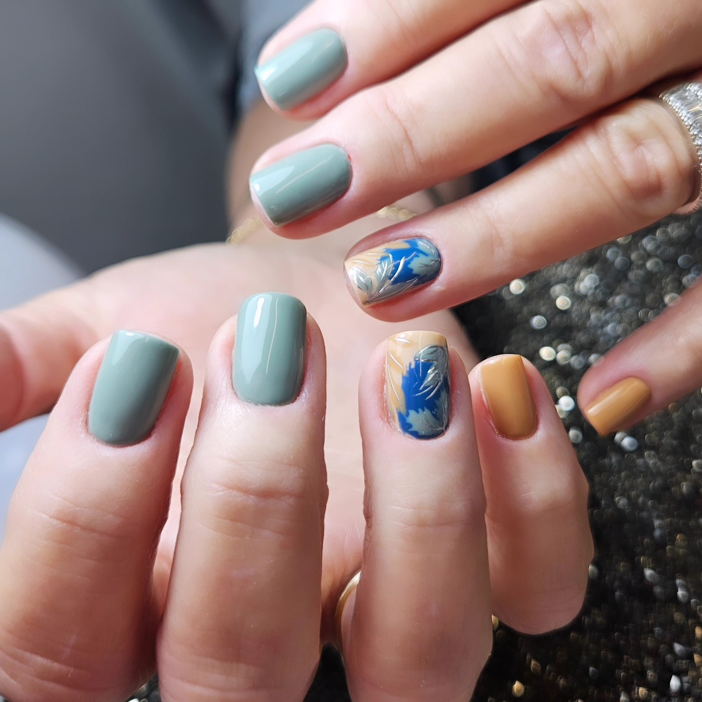 The last one before Christmas.
#autumnnails #loyalclient #greennails #leavesnails #leaves #biabgels #nailpro #nailsofinstagram #blackwaternails #gelnails #gel #nailsnailsnails