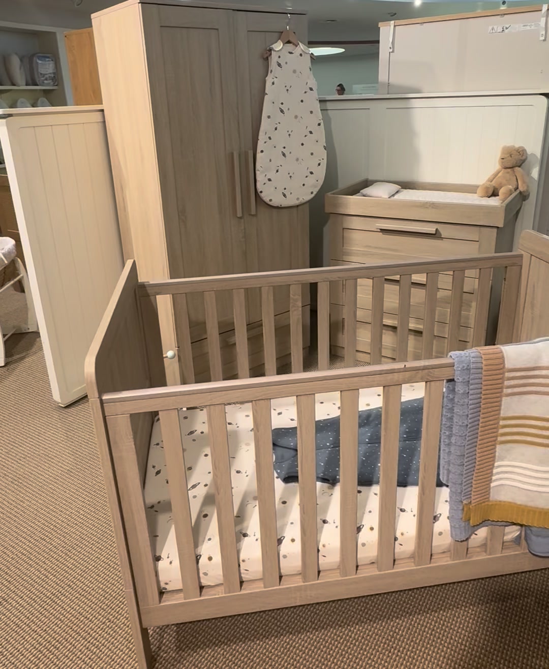 Mamas & Papas Atlas in Light Oak 🌳
Finished with Planets bedding by Mamas & Papas 🌙🌑