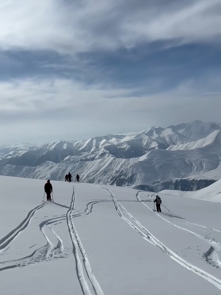 Gudauri och Kaukasusbergen bjuder på otroliga vyer! Vår skidresa i samarbete med @apollosports är fylld av innehållsrika dagar och bergsupplevelser vi sent kommer glömma. 😍🤞✨
Följ dagarna i våra stories. 💕 🏔️