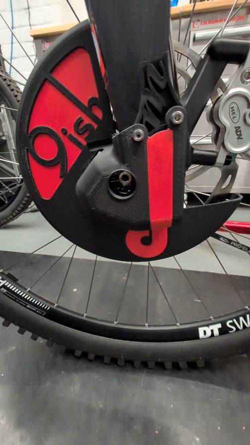 The Dorado rotor guard development is getting close to completion now. @9ish_components has been amazing at implementing changes and improvements to get this newest version ready for a test tomorrow.
Also another change to get some time on the @hel.mtb brakes, and really starting to get to grips with them.
It's going to be a wet one at Forest of Dean tomorrow.
#datadrivendescents #engineeringspeed