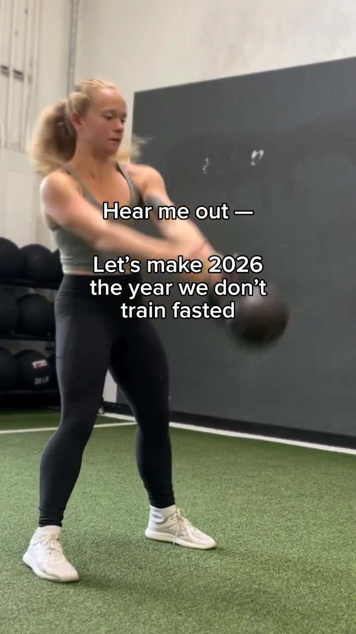 Training fasted isn’t a badge of honor.
Fuel supports performance, recovery, and long-term resilience.
Stronger lifts, better runs, healthier hormones.
For female athletes training in the morning, fasted sessions can stack stress:
Higher cortisol, poorer recovery, and disrupted hormonal signaling.
Fueling first helps regulate stress, support adaptation, and keep training sustainable.
#fuelyourtraining #femaleathlete #sustainabletraining #hormonehealth #trainstrong