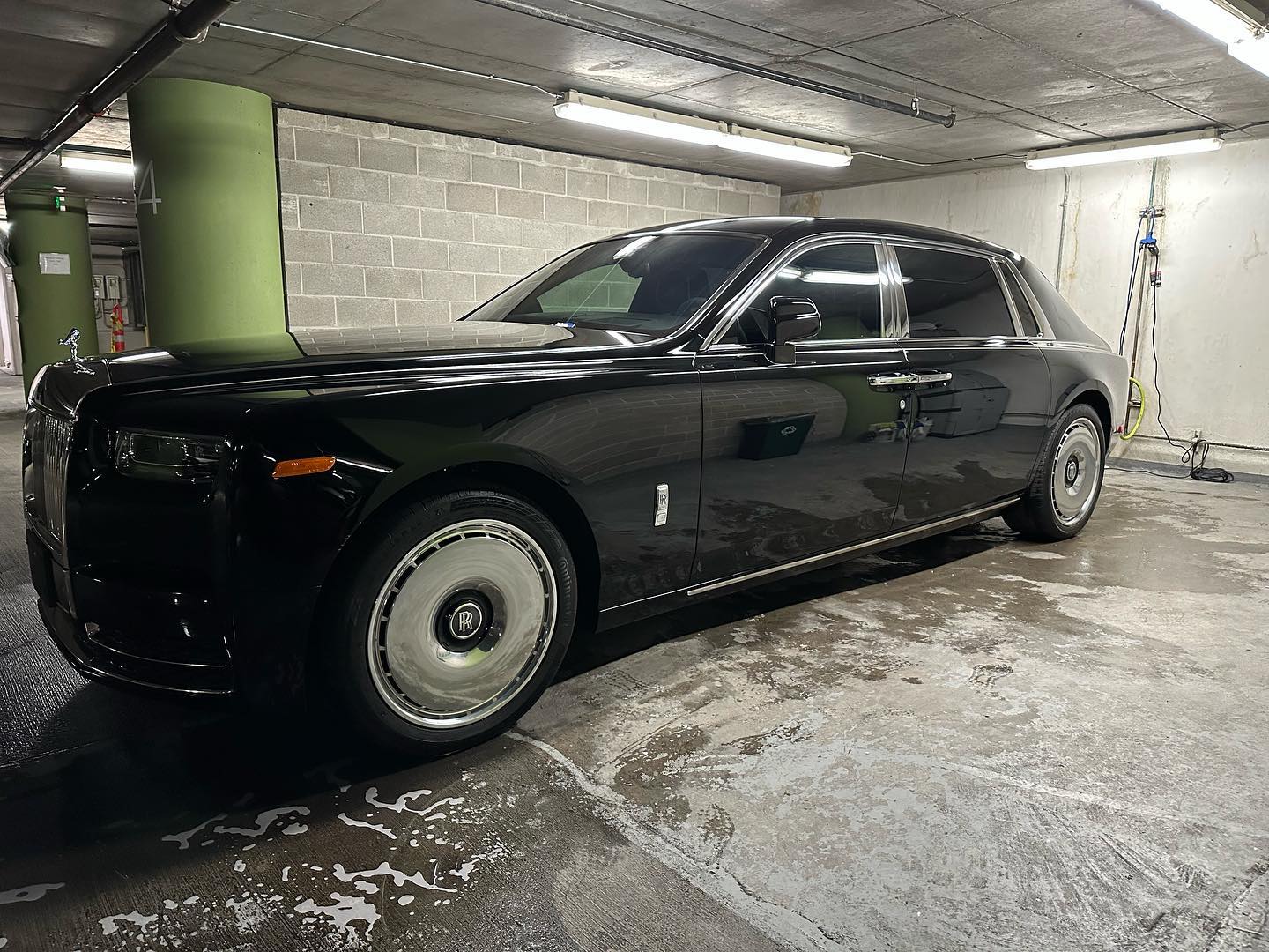 #rollsroyce #phantom detailed and ready for the road 🤩Visit our website (link in bio) and book today!
.
.
#autodetail #autodetailer #autodetailing #clean #fresh #flawless #carculture #simplyclean #carlifestyle #dailydriven #luxurylifestyle #luxury #lux #interiordesign #exteriordesign #sanfrancisco #luxury #restoration #exteriordesign #restoration #detailing #carwash #bayarea #carcare #mobilecarwash #cargloss #carshine #auto #bayarea