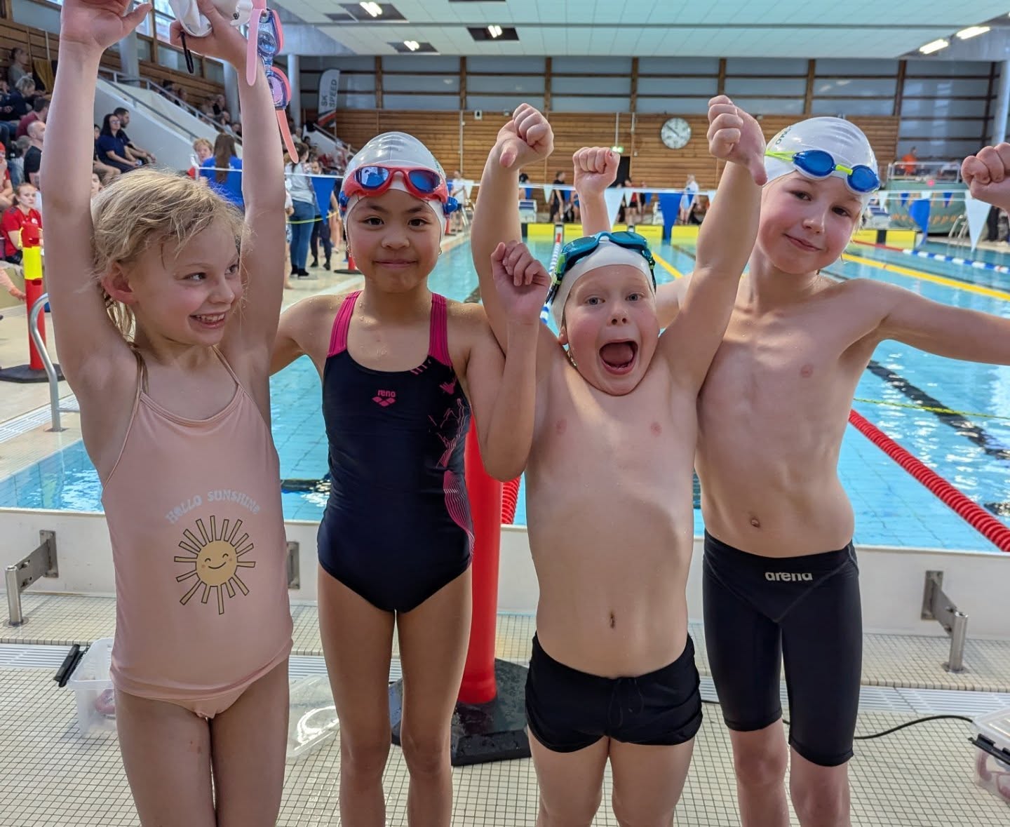 Stafettlagene på Veslefrikk rekrutt svømte kjempefort! 💪