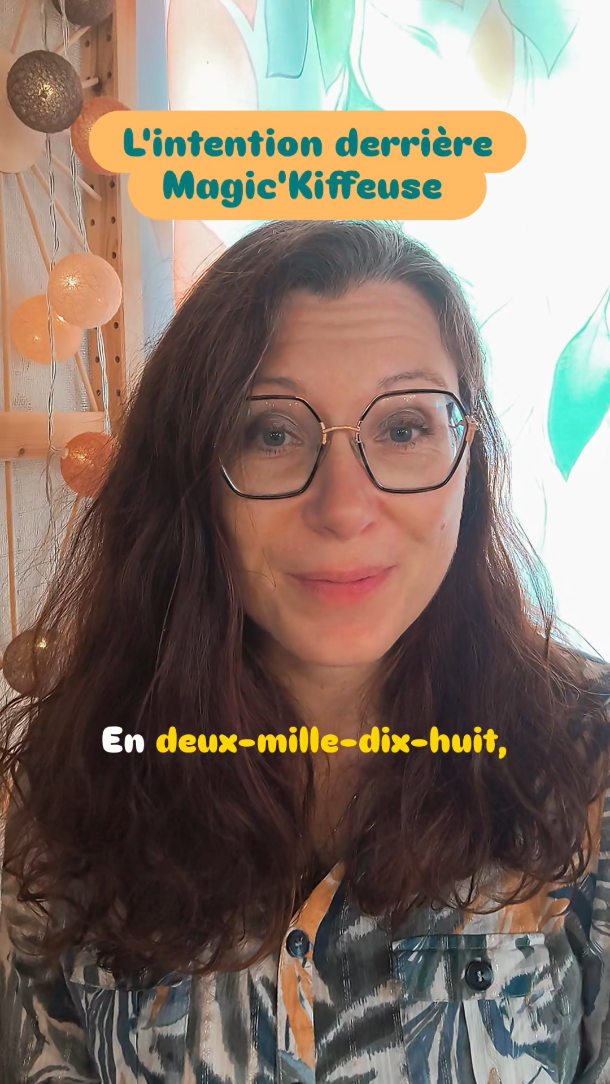 Il y a eu un avant.
Et puis un effondrement.
Et après…� beaucoup de questions,� beaucoup de doutes.
J’ai longtemps cherché quoi "faire".�
Et puis, un jour, la question a changé :� qui j’avais envie d’être auprès des autres.
Tout ce que j’avais traversé,� les peurs, l’anxiété, les errances,� les outils qui m’ont soutenue,� la force trouvée au fil du chemin…� tout ça avait du sens� si je pouvais le TRANSMETTRE.
C’est de là qu’est née Magic’Kiffeuse.� Pas pour montrer un modèle.� Pas parce que j’ai quelque chose de plus.�
Mais parce que si moi j’ai pu avancer,� alors d’autres aussi peuvent.
Juste partager un bout de chemin.
�Et ça, je trouve ça déjà tellement précieux💝
Je n’ai rien d’exceptionnel.� J’ai juste osé continuer.
Je suis Julie, Magic'Kiffeuse et je chemine à tes côtés pour incarner ton grand Oui à la Vie 🩵