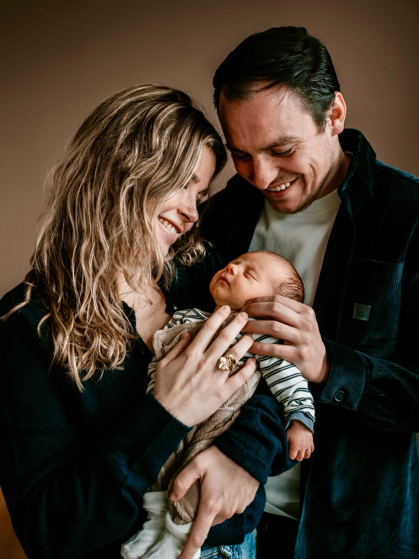 Oh boy! Zo trots, zo trots zijn deze nieuw ouders, zo trots het straalt er vanaf 💙💙
#newbornshoot #newbornfotograaf #allesflits #fotograafbrabant #newbornfotograafbrabant