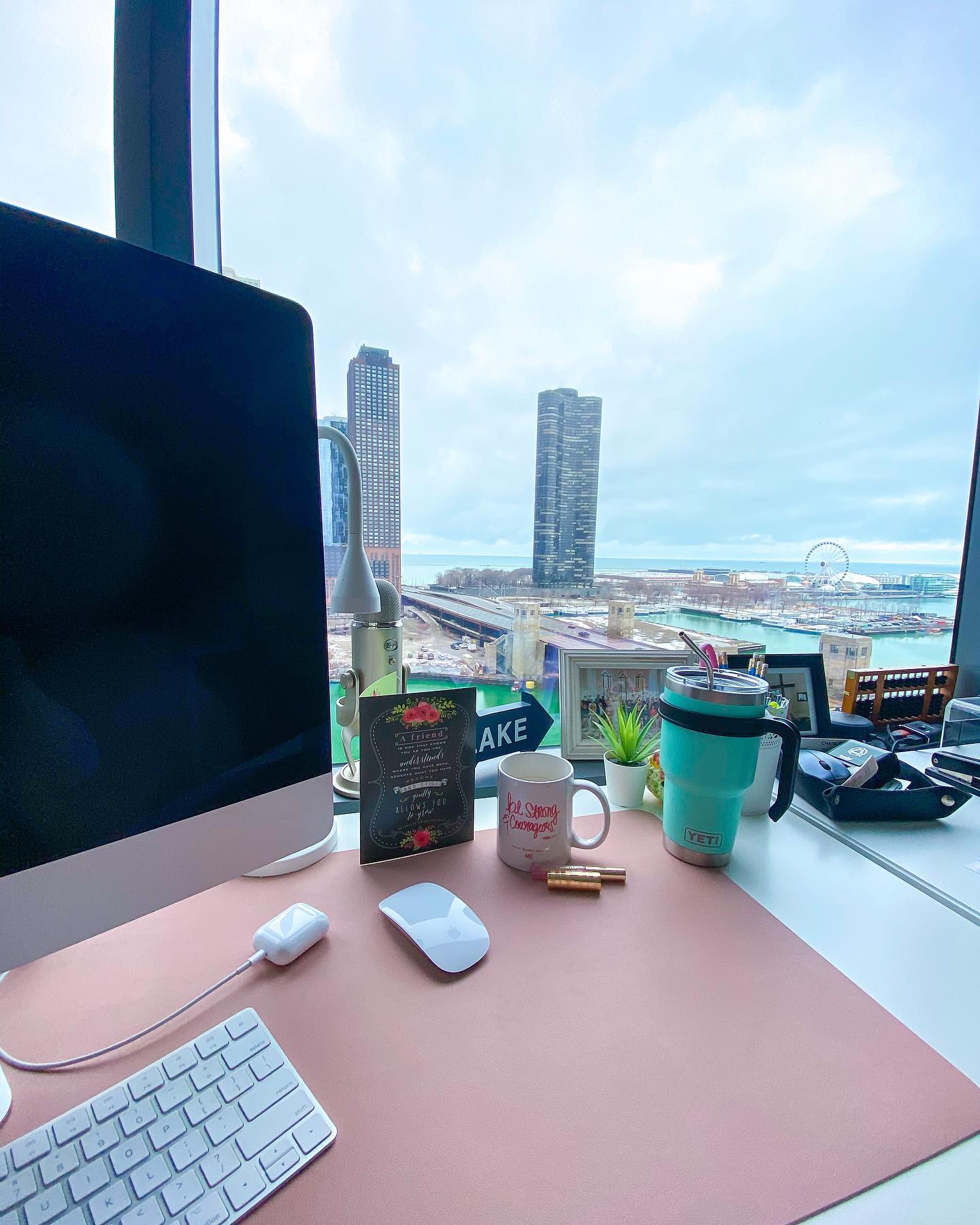 Weekend/Out of Office Vibes
Throw up your fave summer emoji in the comments! We’ll go first ➡️ 😎
#summertimechicago #navypierchicago #outofofficevibes #summertimevibes😎 #cleandesk #chicagospacesinorder
