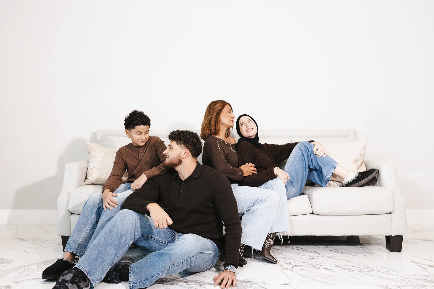 This family wanted something simple and meaningful, in the comfort of their own home. No elaborate setups, no forced poses. Just relaxed, intimate moments and the kind of natural connection that makes a family them. I’m obsessed with how these turned out !
I can’t stress enough how important it is to update your family photos no matter how grown your children are! 🥹🤍
#blinkphotographywindsor