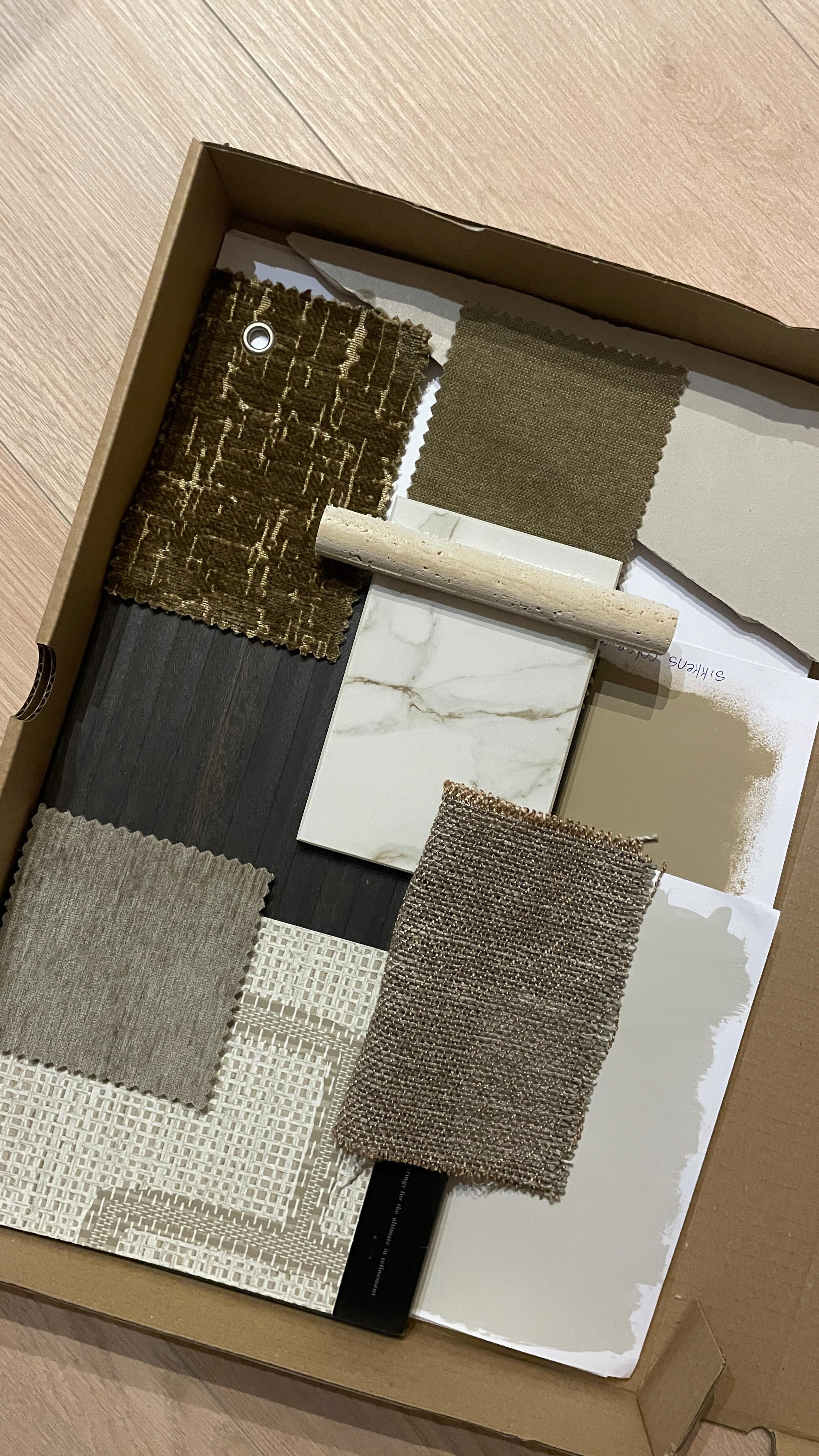 Voorbereidingen voor een klantpresentatie ✨ Het samenstellen van de materialenbox en nog een laatste check of alle elementen van het interieuradvies aanwezig zijn. In dit ontwerp rijke stoffen en materialen, warme tinten en verfijnde materialen. Hotel chic, warm en verfijnd precies zoals het interieur straks moet aanvoelen.