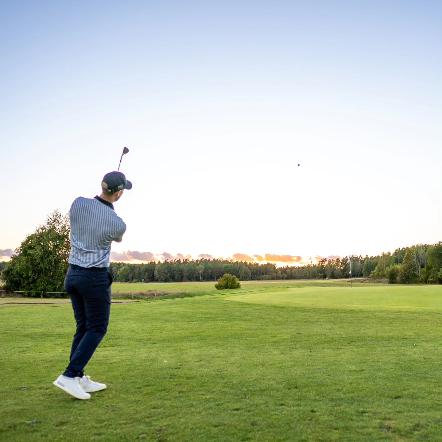 NÄRSPEL I VÄRLDSKLASS 2.0
Nu ska vi lära oss chippa & pitcha på allvar. Tre timmar stenhård träning med olika tekniker & olika slag runt greenerna. Jag lovar att du kommer att hitta ett standard slag för dig att använda framöver och skapa en bättre förståelse till alla principer som påverkar ditt närspel. Om du tycker att du kan förbättra ditt närspel så får du inte missa detta.
Torsdag 24 juli | kl 13-16
895:- | Max 6 deltagare
Minst 4 deltagare | Luncha gärna med mig innan