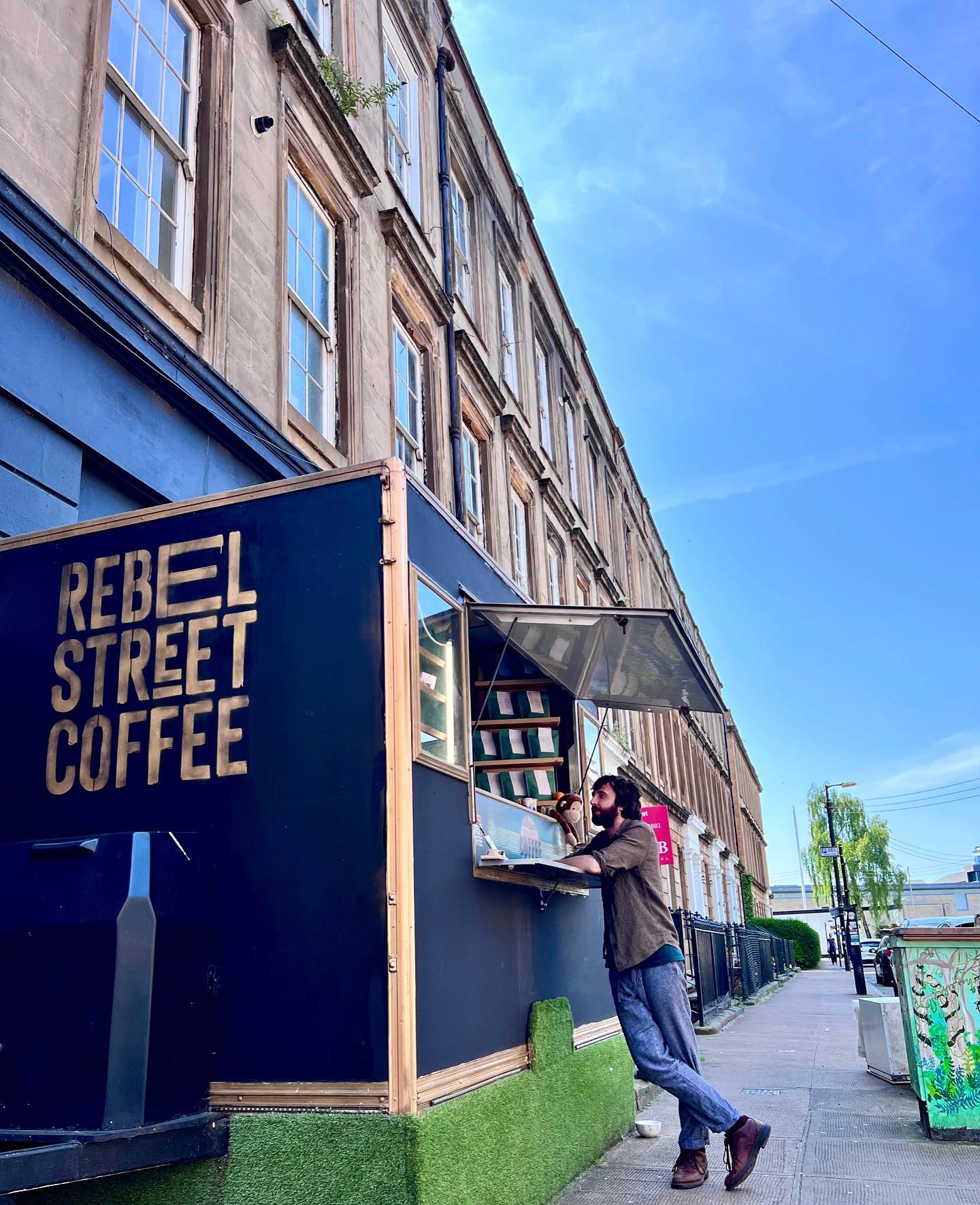 @rebel.street.coffee is a small but mighty neighbourhood coffee cart found in the heart of Finnieston.
Bruce and his team (including Harold the mascot!) have created the perfect spot to stop for a coffee, snack and chat. Bringing your dog along is also highly encouraged!
In addition to serving up a mean @faodailroastery coffee they also stock our 250g bags of freshly roasted beans to take home.