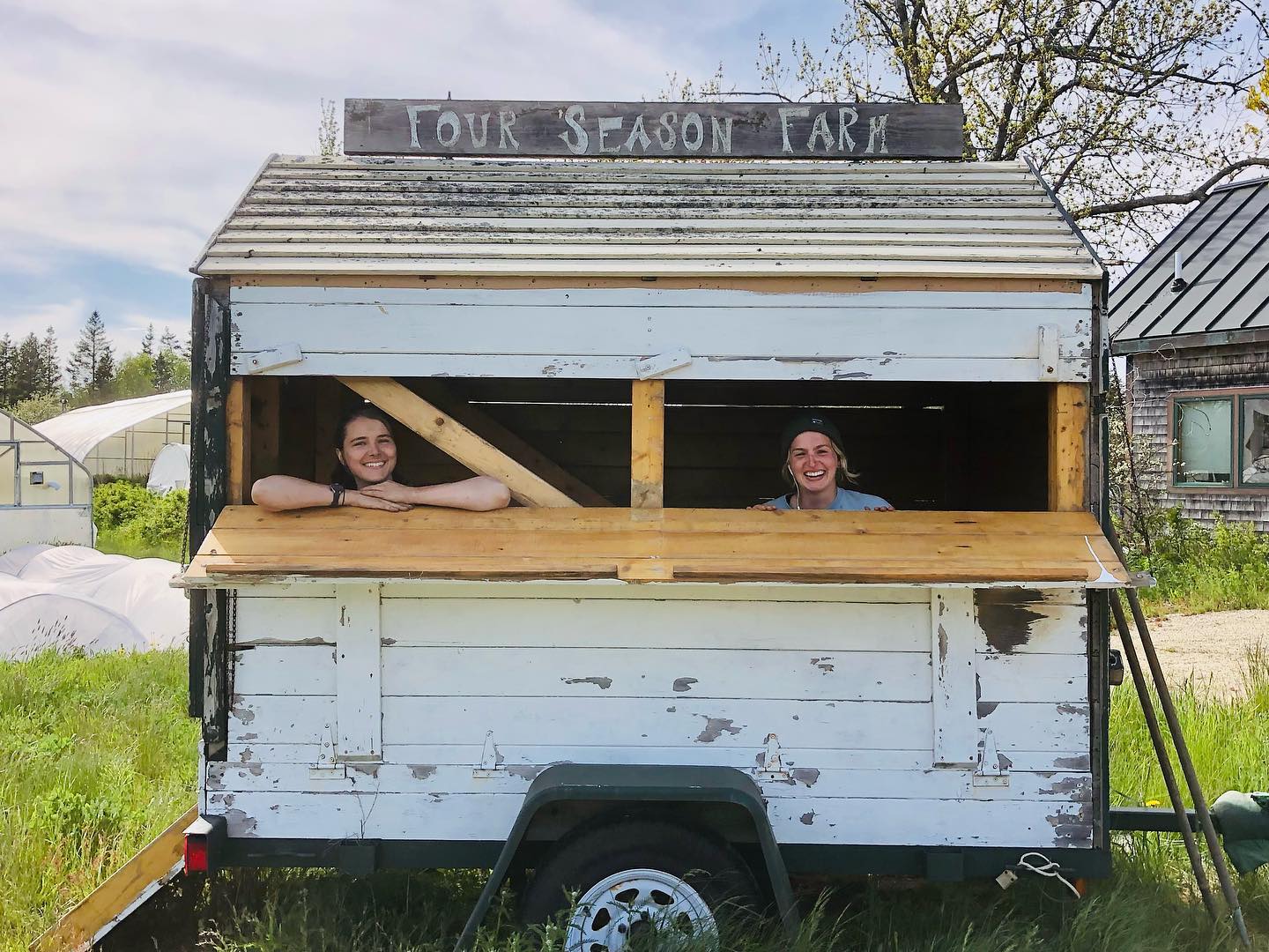 A very warm welcome to new our farm employees, Dorothy and Lily! Lily originally hails from Michigan and Dorothy from southern Maine. Both are incredibly hard workers and a joy to have join the farm team. We are so happy to have you both here this year 💚