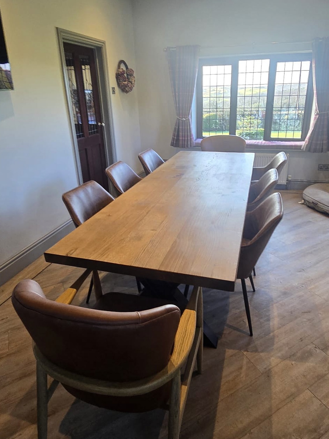 Beautiful set up showing off this large 250x90x75 Solid Chunky Oak Double X table in dark oak.
#solidoakfurniture #oakfurniture #sheffield #handmadefurniture
