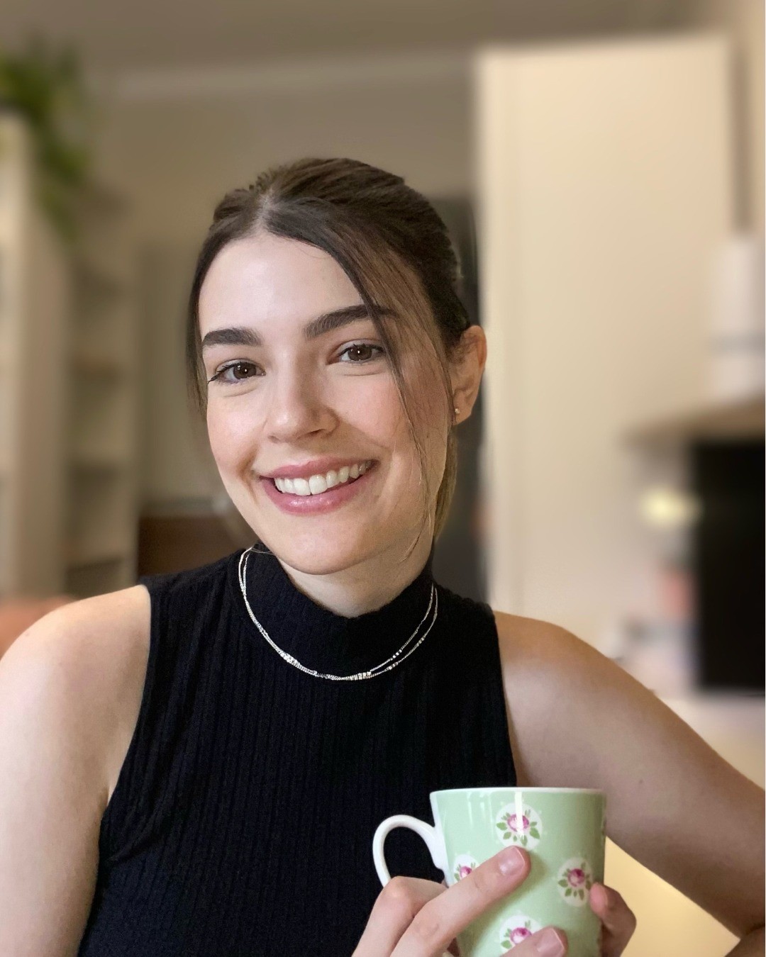 Oie! Como você tá? Seja muito bem-vindo! Eu sou a Vic, sou Psicóloga clínica na abordagem Terapia Cognitivo-Comportamental e pesquisadora pelo mestrado em Psicobiologia da USP de Ribeirão Preto.
Além de eu usar este espaço como uma ferramenta de divulgação do meu trabalho e de conexão com as pessoas, meu objetivo aqui é te auxiliar a cultivar pensamentos mais funcionais sobre você mesmo, sobre o outro e sobre o mundo, através do compartilhamento de conteúdos relacionados à Psicologia que instiguem a autorreflexão, a autocompaixão e o fortalecimento de uma mentalidade de crescimento.
A ideia é que os conteúdos sejam leves, úteis e aplicáveis e que te inspirem a cuidar da sua saúde mental através da psicoterapia.
Se você quiser saber mais sobre mim e sobre a forma que eu trabalho, clique nos destaques:
✅"BEM-VINDO" e
✅"FORMAÇÃO”
Lá eu conto tudo!
Qualquer dúvida me escreve! O intuito é fazer daqui um canal de trocas, onde a tua opinião, pensamentos e participação importam - e muito!
Abraços e até breve!
.
.
.
.
.
#psicologia #saudemental #psicoterapia #tcc #pensamentos #reflexão #autorreflexão #autocompaixão #compaixão #mentalidade #crescimento #mudança #autocuidado