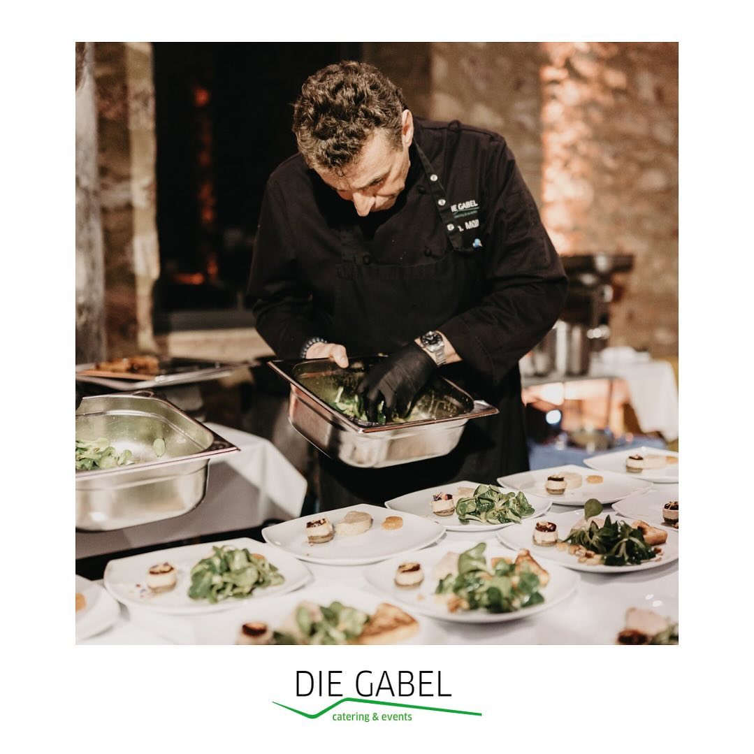 Unser Inhaber & Küchenchef in seinem Element!
Fotos: @lighthunters.weddings
Location: @wiesbaden.wedding.venue (Jagdschloss Platte)
*Werbung*
#diegabel_cateringevents #cateringfrankfurt #cateringrheinmain #premiumquality #cateringservice #inhabergeführt #exklusiv