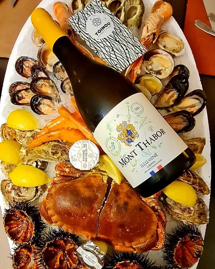 Lorsque @toinoulesfruitsdemer s'invite à notre table du vendredi soir. Accord parfait avec #illuMiné blanc 2021.
@toinoulesfruitsdemer was invited at your friday's dinner. Perfect match with white #illuMine 2021.
#vignoblesmontthabor #chateaumontthabor #chateauneufdupape #vinsluberon #gastronomiefrancaise #coquillagesetcrustacés #accordmetsvins #fridaysnight #momentenfamille #familytime
@clo.mami @magali.bremond