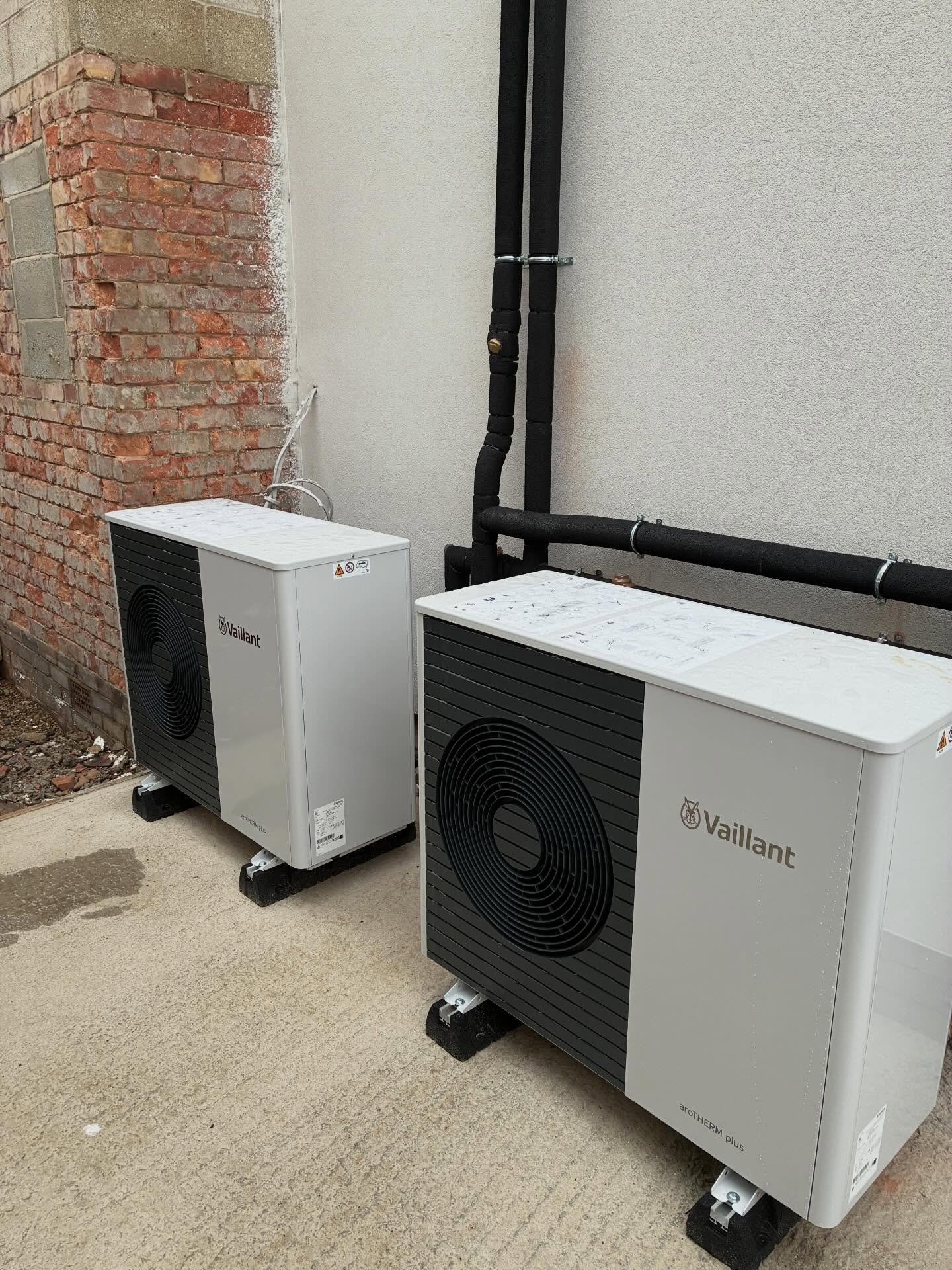 7kW cascaded system in Long Eaton. 35mm primaries, Vaillant plate heat exchanger, 100L buffer and 200+ square meters of underfloor heating. Some system! #AirsourceCompany #AroThermPlus #NetZero @vaillant.uk 🔥🥅0️⃣