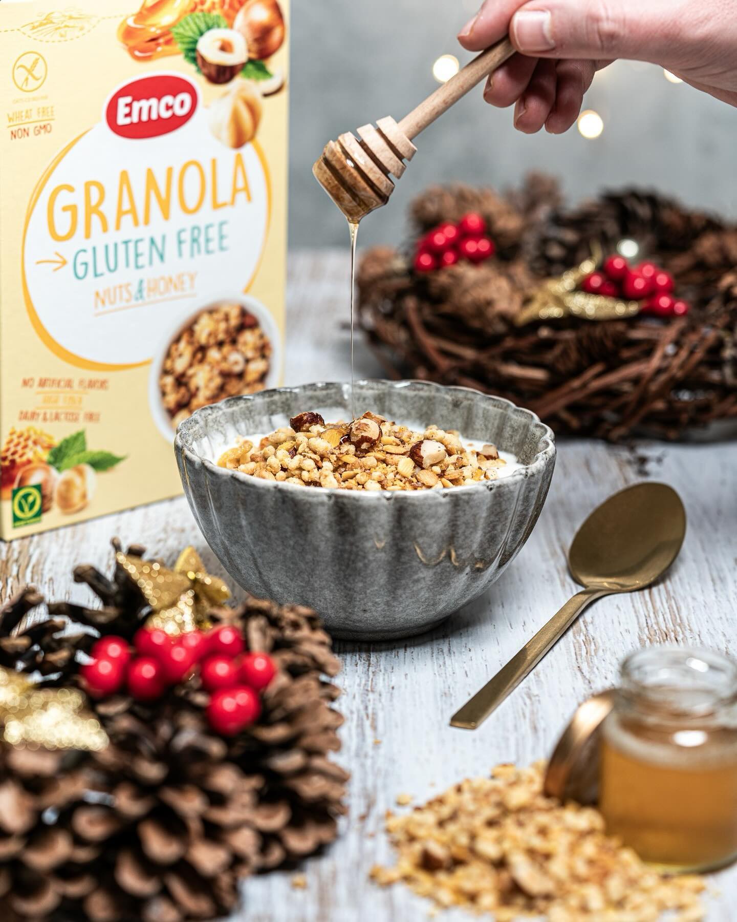 The final Advent weekend is here! 🎄✨
Embrace the festive spirit with our gluten-free granola with nuts and honey. 🍯🌰 A perfect start to your day, filled with the warmth and flavors of Christmas.
How do you enjoy yours?
#emco#emcoglobal#december#christmas#breakfast#musli#granola#glutenfree#evenhealthythingscanbedelucious