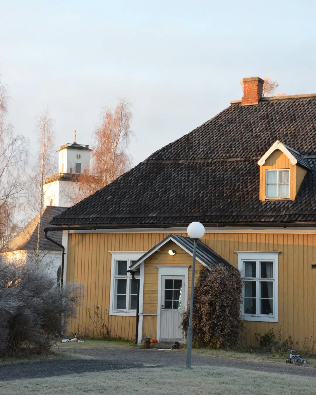 The vicarage on Kirkkomäki in Kokkola was built between 1735 and 1736. The parish priest, engineer, and Enlightenment thinker Anders Chydenius moved into the vicarage in 1770, after which he had it renovated.
Anders Chydenius is among the central figures of Finnish and Swedish history of the 18th century. He was a broad-minded politician and writer, whose goal was a society based on liberty, equality and respect for human rights. Even on a European level, he was an early advocate of democratic ideals 🗣📜💰
In 2011, the Anders Chydenius Vicarage Association was established with the purpose of preserving the unique vicarage and the surrounding buildings, and developing the extensive museum environment into a public, historic, and vibrant democracy and cultural center. Follow us to stay updated on the association's activities and the development of the democracy and cultural center 🌟
#democarcy #culturalheritage #vicarage #culturalcenter