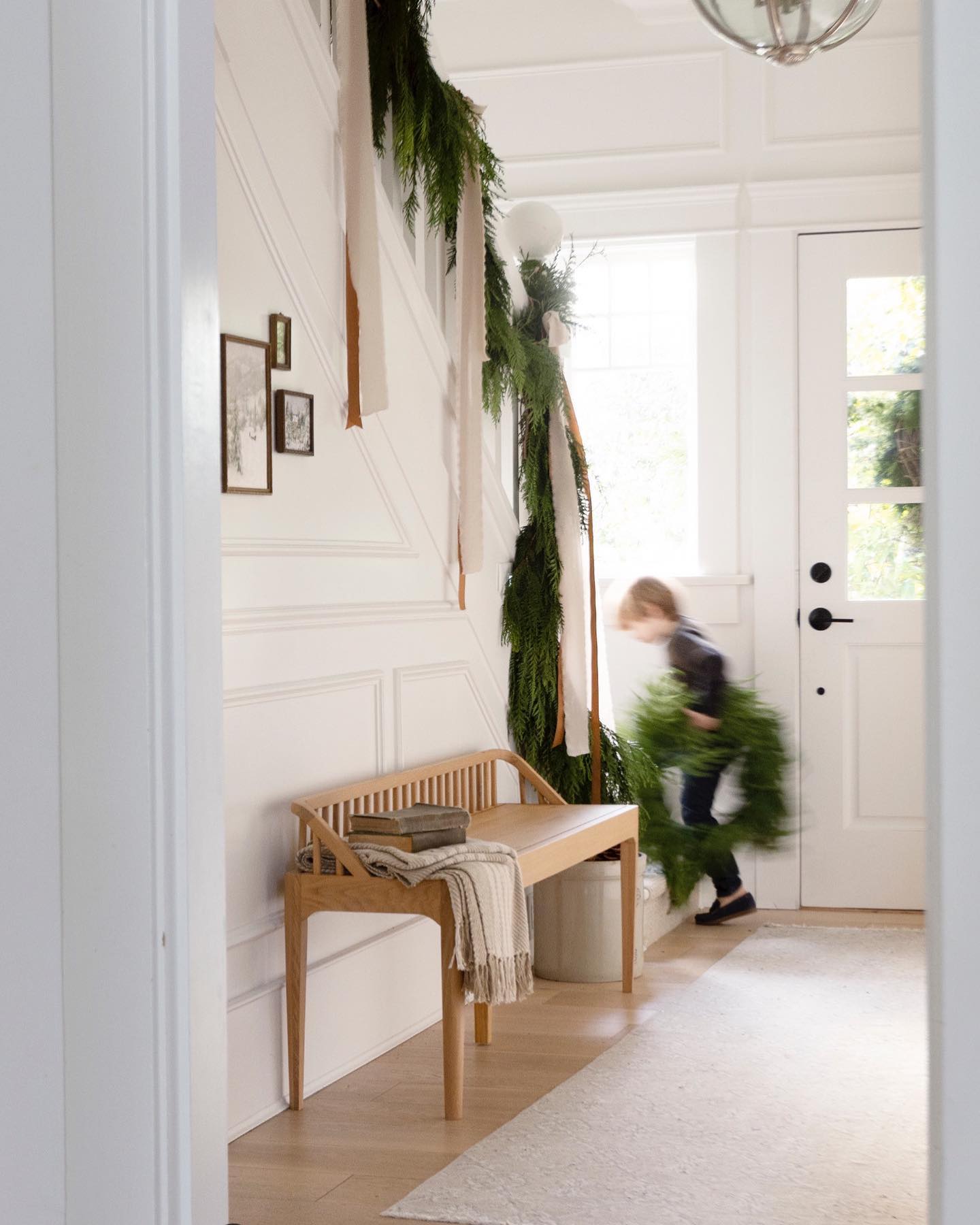 Can you do this? Yes you can! @bloomier will show you how. I feel like a cheerleader right now, And I guess I kind of am because I just love spreading the beauty of Christmas and promoting my friend Kamila and her new endeavour to bring to all of you an amazing course that will give you the framework to create beauty within your own home using florals and greenery. It’s all you really need to make your home feel decorated for Christmas.
Check it out @bloomier.ca and make sure to use the discount code damicidesign10 as an added treat.