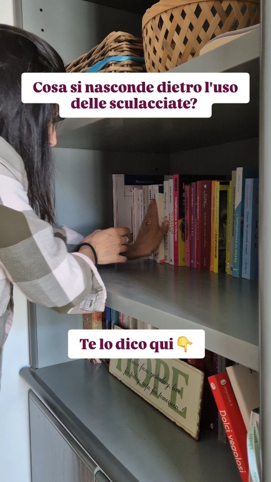 Ci sono tre frasi che tornano spesso, quando si parla di sculacciate.
Vediamole.
"A me le hanno date e sono cresciutə benissimo."
Questa affermazione in realtà, non parla delle sculacciate, ma della fatica di guardare la propria infanzia senza difese.
È la fatica di ammettere che qualcuno che diceva di amarci ci ha fatto male, è la fatica di sentire dolore e dargli uno spazio, è la fatica di rimettere in discussione l'immagine (idealizzata) dei nostri genitori.
"Ogni tanto qualche sculacciata ci vuole, altrimenti poi mi sale in testa."
Paura.
Paura di perdere il controllo, paura di non essere rispettatə, paura di essere giudicatə per i comportamenti dei propriə figliə.
Questa è spesso la frase di chi si sente solə e deve tenere insieme tutto, inclusə sé stessə.
"Funziona. Infatti quando le prede la smette"
Questa frase racconta la frustrazione di chi ha provato tutto (quello che conosce)… e non ha funzionato.
Racconta il senso di impotenza di fronte a comportamenti difficili, alle crisi emotive intense, alle giornate in cui sembra di parlare una lingua che nessuno capisce.
---
Queste frasi non parlano di educazione.
Parlano di ferite.
Di paura.
Di mancanza di strumenti.
Di solitudine genitoriale.
E finché restiamo in superficie a discutere se la sculacciata sia giusta o sbagliata (in caso di dubbi: lo è), perdiamo un'occasione importante: chiederci cosa sta succedendo davvero dentro chi la usa.
✨ E allora vi lascio con questa domanda: "di cosa ho bisogno io, come genitore, per non arrivare lì?" ✨