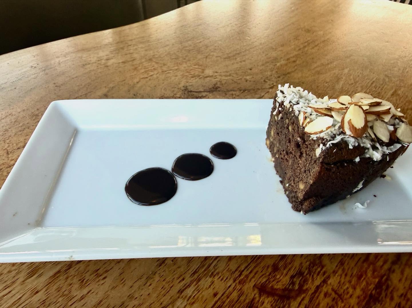 Felt Sweet.. Might eat 3 of these later!!
Treat yourself to our Almond Joy Cake!!!
Now on special!!
#saturdaysweets #almondjoy #treatyoself #dellaroses #perryhallmd