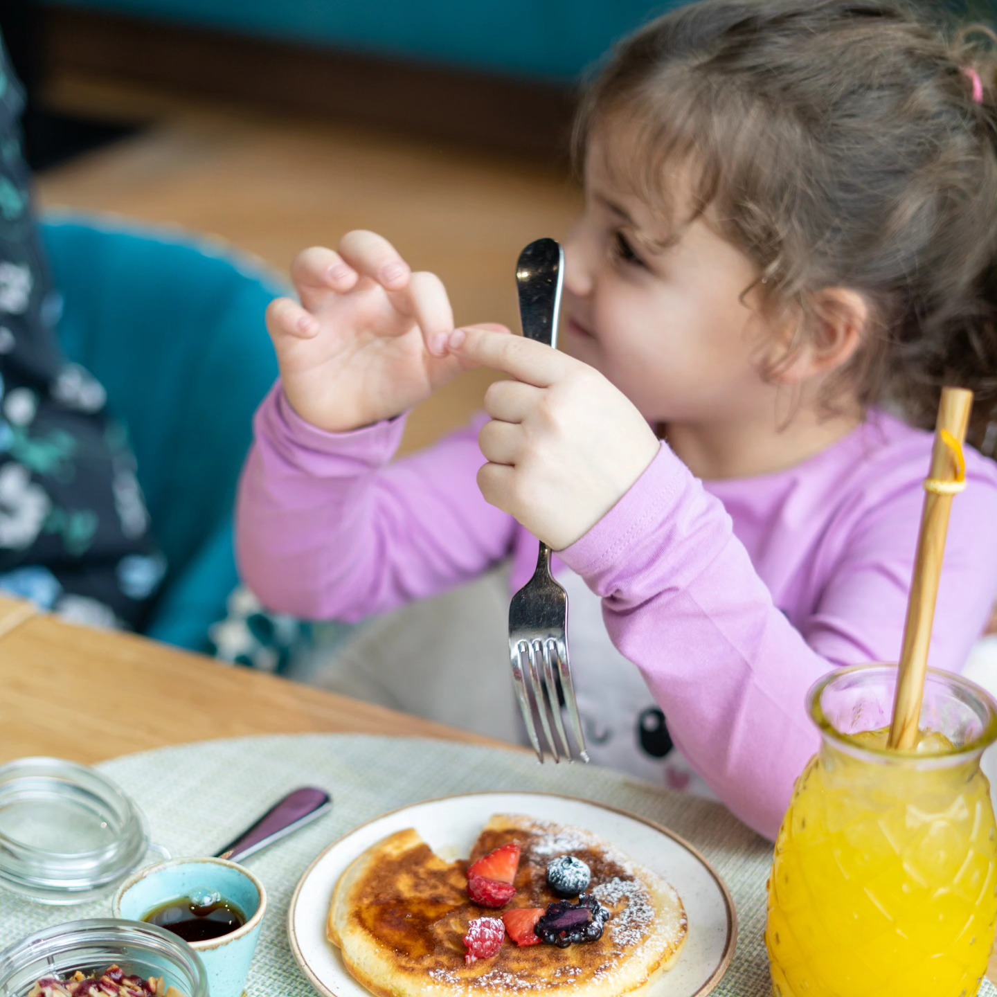 🌟 Family Sundays at Bubblies 🌟
Hello friends! 💕 Starting Sunday, 24th November, until 5th January, we're opening our doors every Sunday from 10 AM to 6 PM for a cozy, fun-filled family brunch!
Kick off with a delicious breakfast served fresh from 10 AM—perfect for slow, happy mornings. While you relax, your little ones can dive into seasonal arts & crafts that sparks their creativity and joy, and enjoy face painting! 🎨✨ Animation run by @lesloversdiy & @nataschabintz is great for all ages and will run between 10h30 and 14h30!
Tables fill up fast, so don’t wait—book your spot now on our website (link in bio).
Let’s make this holiday season unforgettable, one cozy Sunday at a time! 🥰 See you soon at Bubblies! 🍳