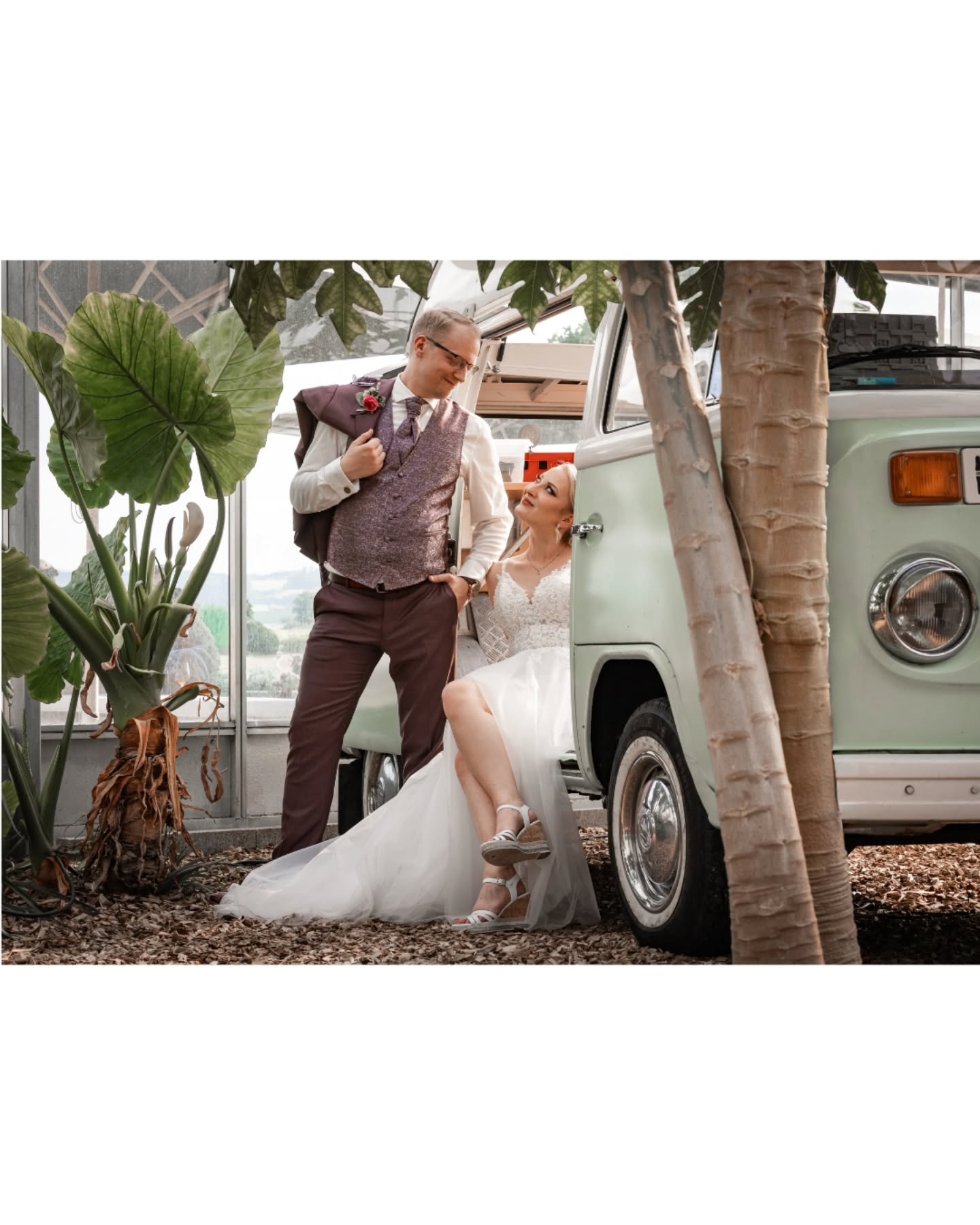 Ihr steckt so viel Herzbin eure Hochzeit. Von der Auswahl der perfekten Location bis zu den liebevollen Details eurer Dekoration.
Ich weiß genau, wie viel Bedeutung in jedem Moment, jedem Lächeln und jedem sorgfältig ausgewählten Detail steckt. Für mich zählt alles: die kleinen Berührungen, die spontanen Augenblicke, die Dekoration, die eure Geschichte erzählt.
Mit meinen Bildern halte ich all diese besonderen Momente fest, damit eure Hochzeit in ihrer ganzen Einzigartig sichtbar wird. Jedes Bild spiegelt eure Persönlichkeit und Liebe wider.
Authentisch. Emotional. Detailverliebt.
Jetzt seid ihr dran. Erzählt mir von euch und eurer Hochzeit. Teilt eure Ideen und Inspirationen, damit auch andere Paare von euren besonderen Momenten profitieren können.
Ich freue mich darauf, euch und eure Geschichte kennenzulernen. Schreibt mir eine Nachricht oder Mail (Adresse in der Bio), um gemeinsam unvergessliche Erinnerungen festzuhalten.
#hochzeitsfotografmünchen
#hochzeitsbilder
#weddingphotographermunich
#weddingvibes❤️
#hochzeitskleid