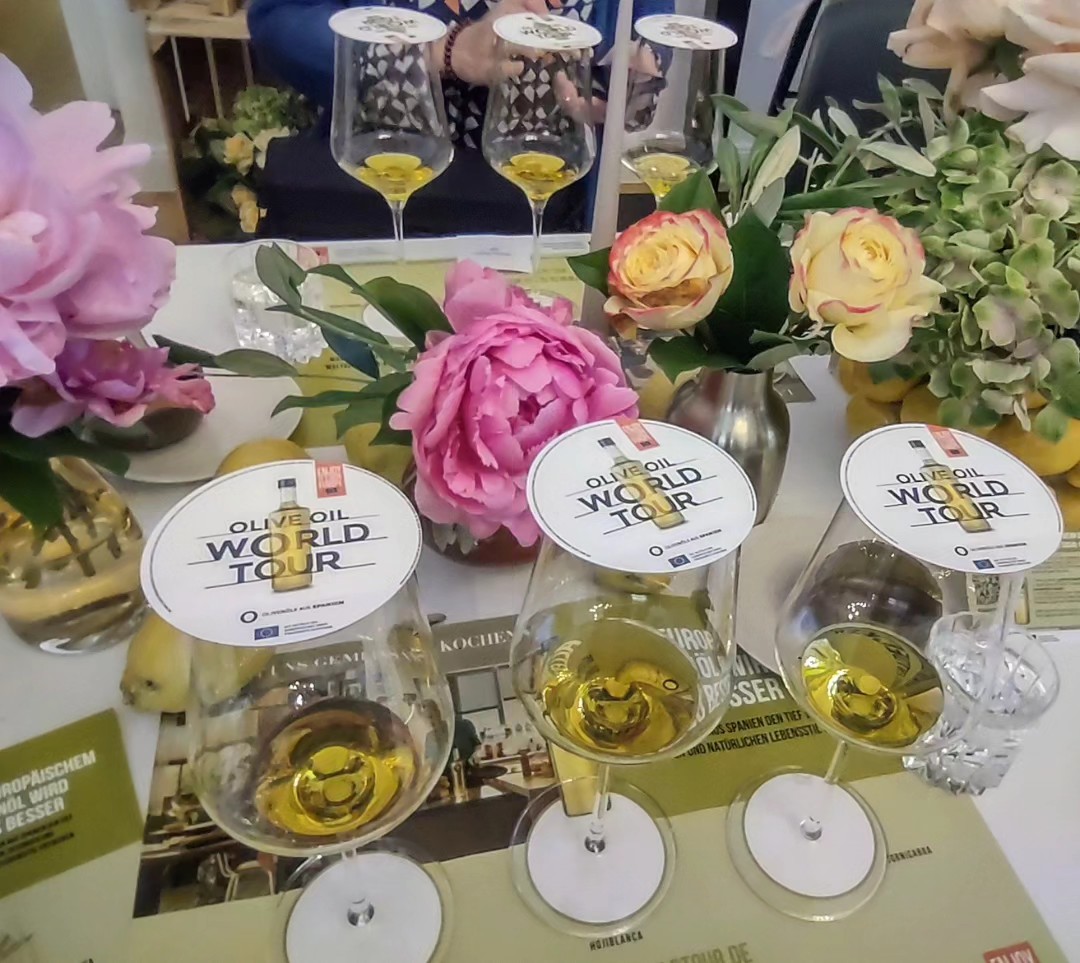 Statt #weinprobe heute mal #olivenöl #test im #weinglas - mehr dazu demnächst bei uns im Blog! #oliveoil #oliveoilworldtour #vivaespaña #kustermannevents #menü #dominikkäppeler
