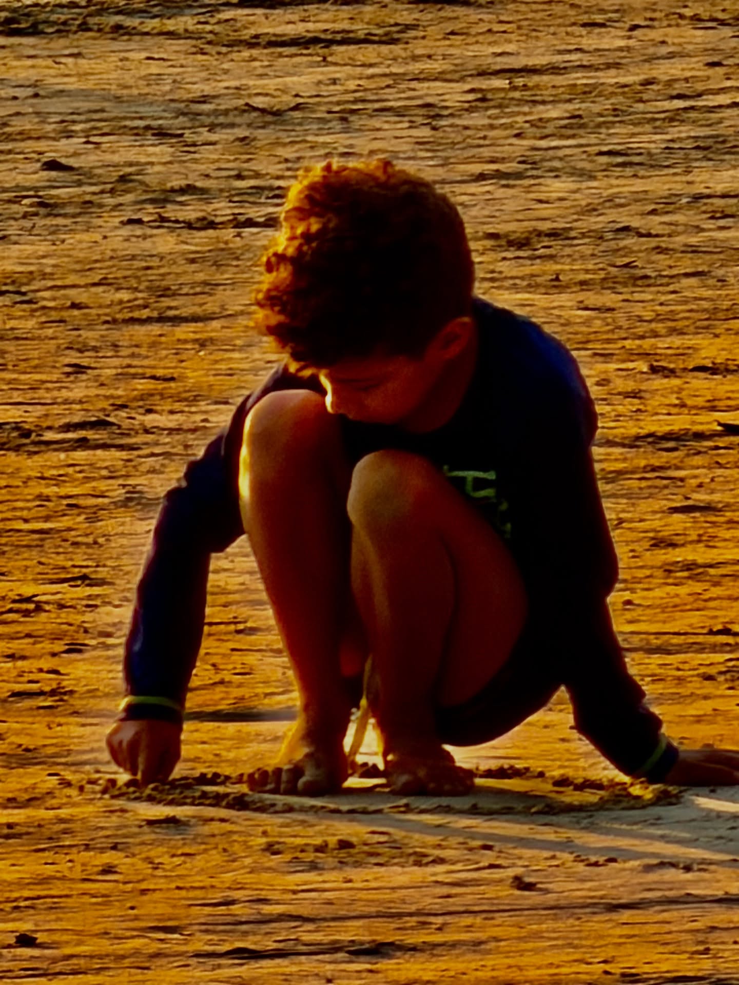 Epifania
Deus é isso — um menino de calção de praia,
a silhueta contra o ouro do fim de tarde,
as mãos sujas de eternidade.
#fotografia #photographer #poetry #poesia