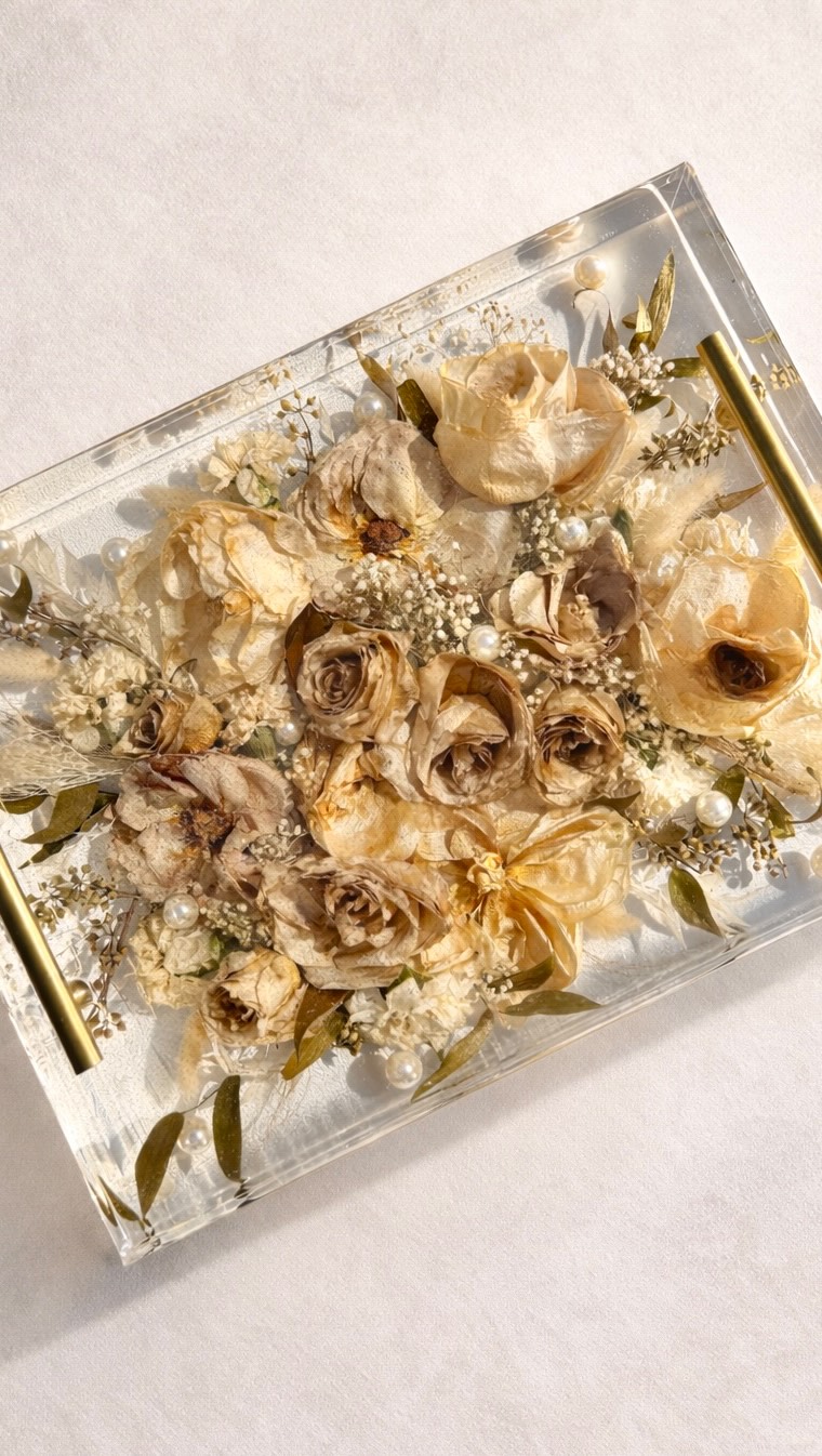 A wedding day does not have to live only in photos. 💌
This floral resin tray was created from real roses and greenery, turned into a timeless keepsake you can use every day.
Now taking 2026 bookings.
Link is in bio to save your date 🤍
#VancouverBride #WeddingKeepsake #PreservedBouquet #VancouverWedding #FloralPreservation