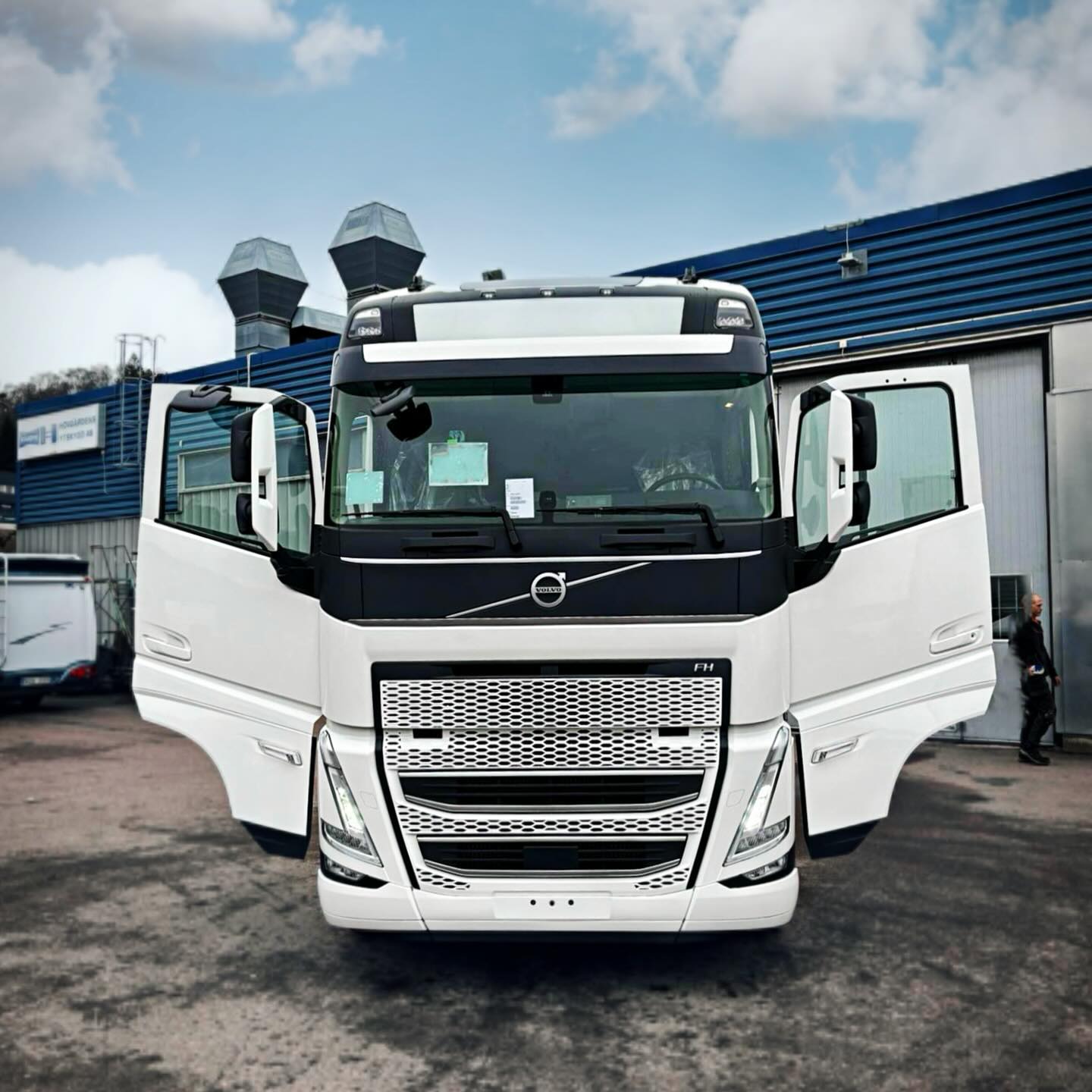 Vi på Hovgårdens Ytskydd erbjuder olika typer av 🔝 ytskyddsbehandlingar som hjälper till att förhindra rost, korrosion och skador från stenskott och repor.
info@hovgardensytskydd.se ➿ 070-584 84 22
#lastbillackering #ytskydd #lastbilsreparationer #hovgardensytskydd #göteborg #hisingen #lackering