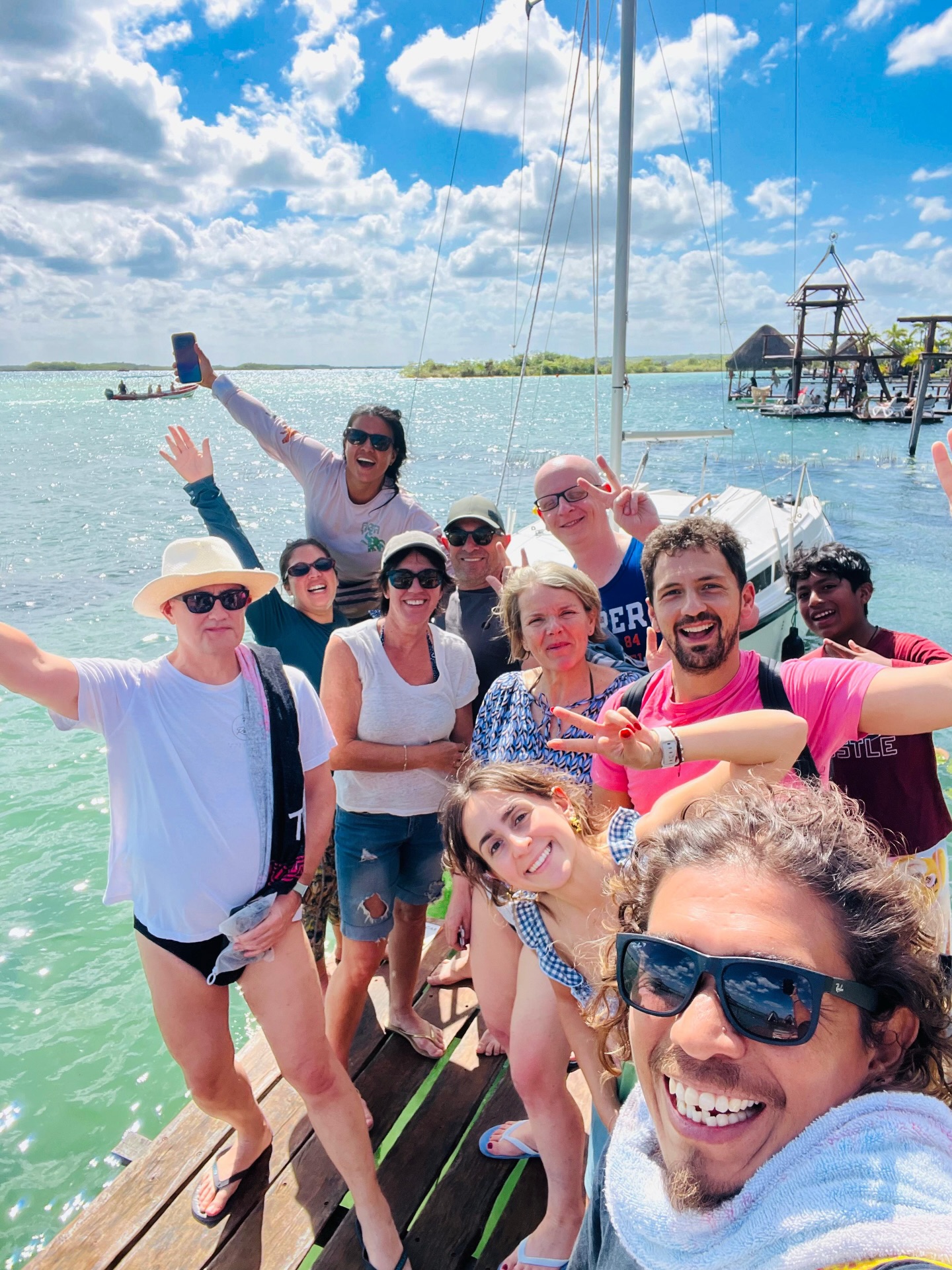 Sonrisas que no se ensayan, viento que no se compra y momentos que se quedan para siempre 💙⛵ ⛵️
Así se vive la laguna con Bakana Sailing Tour.
#sailinglife #bacalarpueblomagico #bacalar #sailingtours#sailinglife⛵️naveganding in Bacalar!…