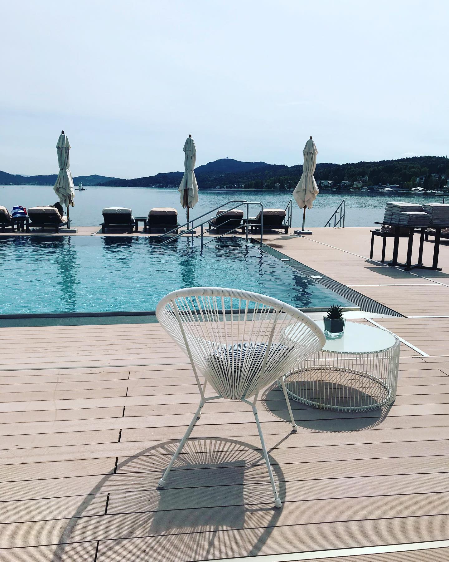 ACHTSAM ZU SEIN heißt zur ENTDECKERIN | zum ENTDECKER zu werden 🔎 #achtsamkeit #mindfulness #selbstfürsorgeimalltag #mindfulliving #waitingforsummer #enjoy #veldenamwörthersee #falkensteiner_hotels #traveladdicted #yogalover #psychology #praxislang