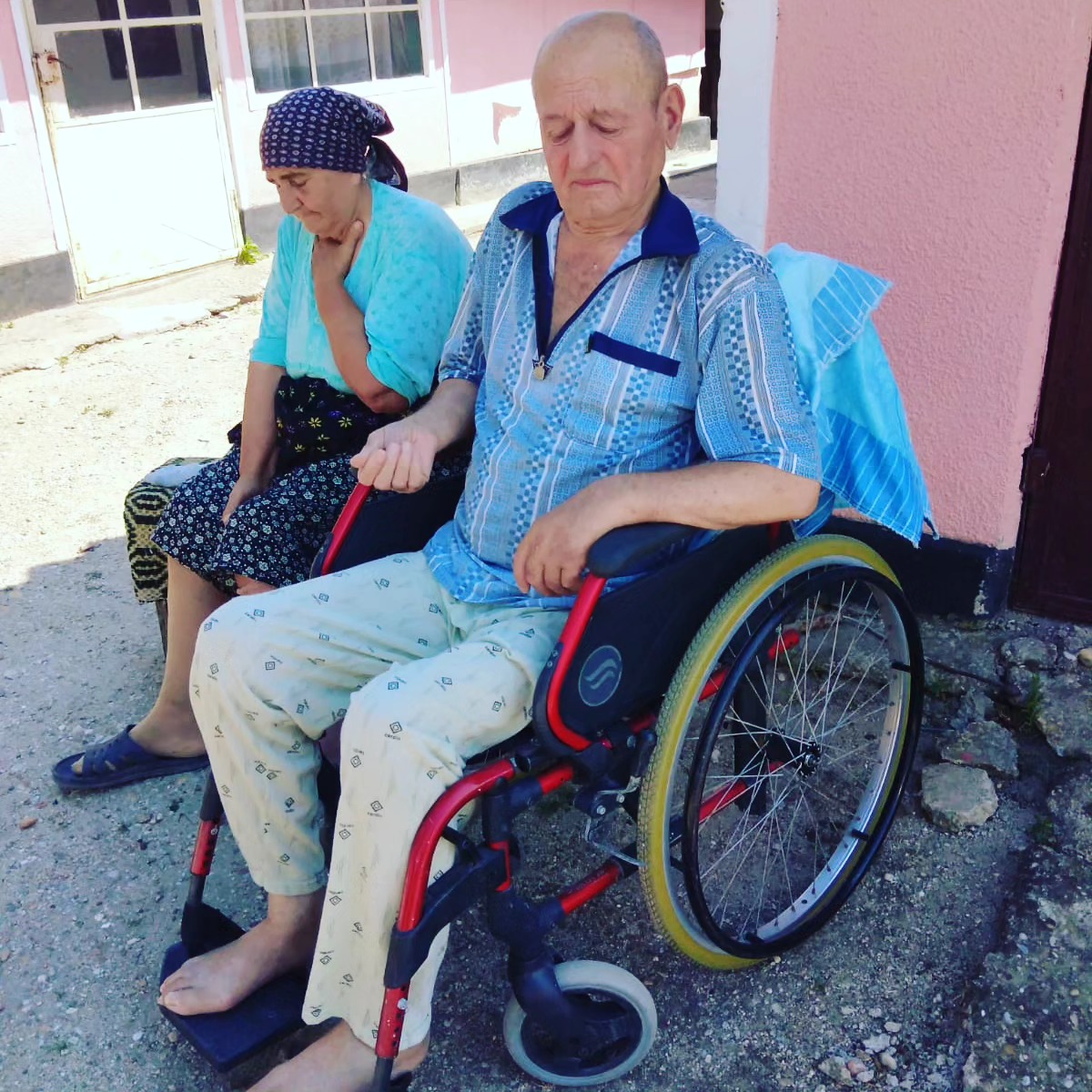 A veces una simple silla de ruedas puede cambiarte la vida, porque supone poder salir de casa, y dejar de mirar el mundo por la ventana.
Lorenzo nos pidió ayuda para su tío, y nosotros no podemos estar más felices de haber podido llevarsela y poner nuestro granito de arena para mejorar un poquito su calidad de vida.
Gracias a las donaciones que recibimos y a nuestros socios podemos, así que mil gracias a todos!
❤️❤️❤️
#donacion #silladeruedas #asociacion #ong #farmaceuticos #farmaceuticossolidarios
