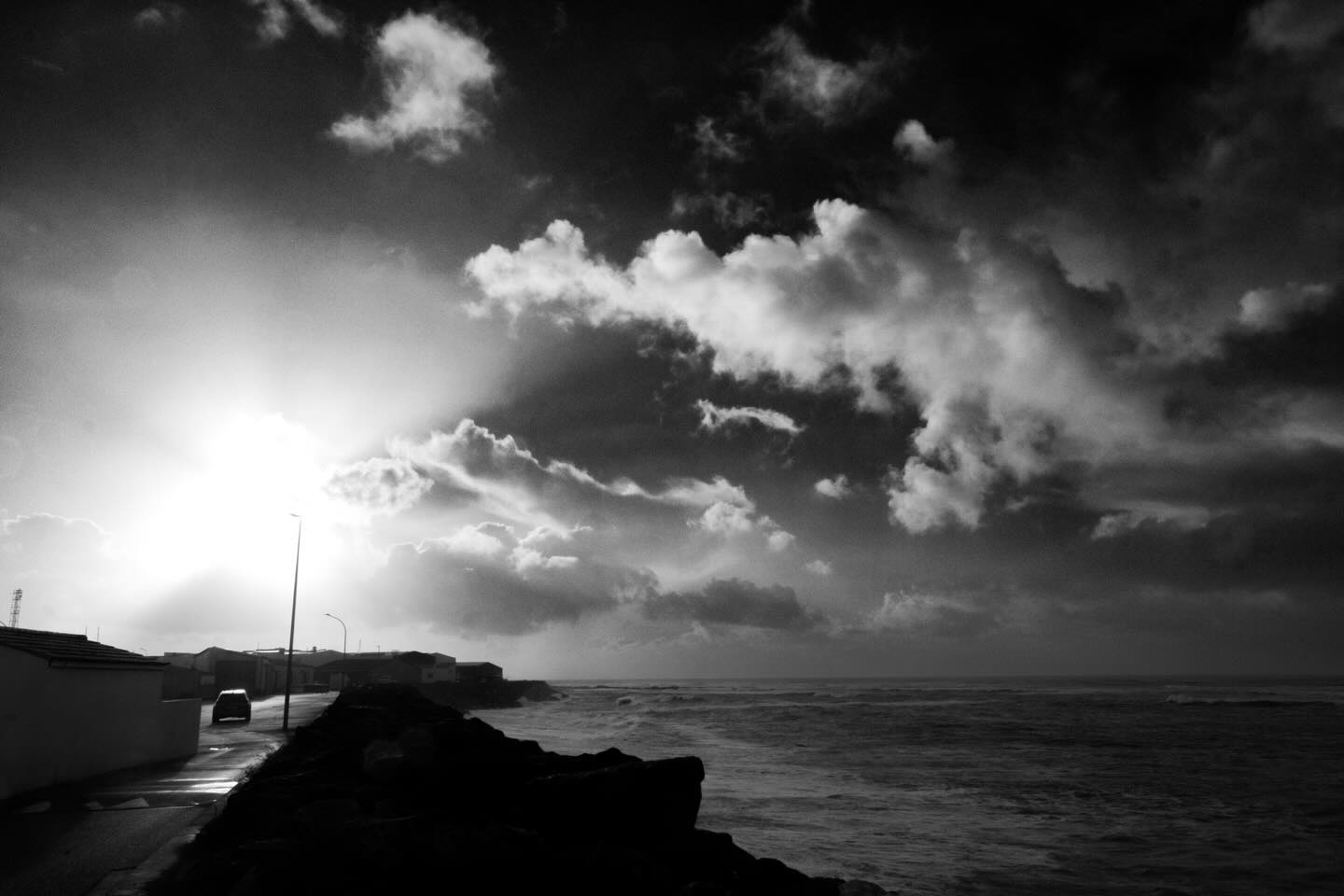 Exactement le genre d’ambiance que j’adore. Le soleil perce au travers des nuages menaçant. Plus qu’à se positionner en contre jour et la magie fait le reste…
#laoujevais #blackandwhitephotography #travel #cinematic