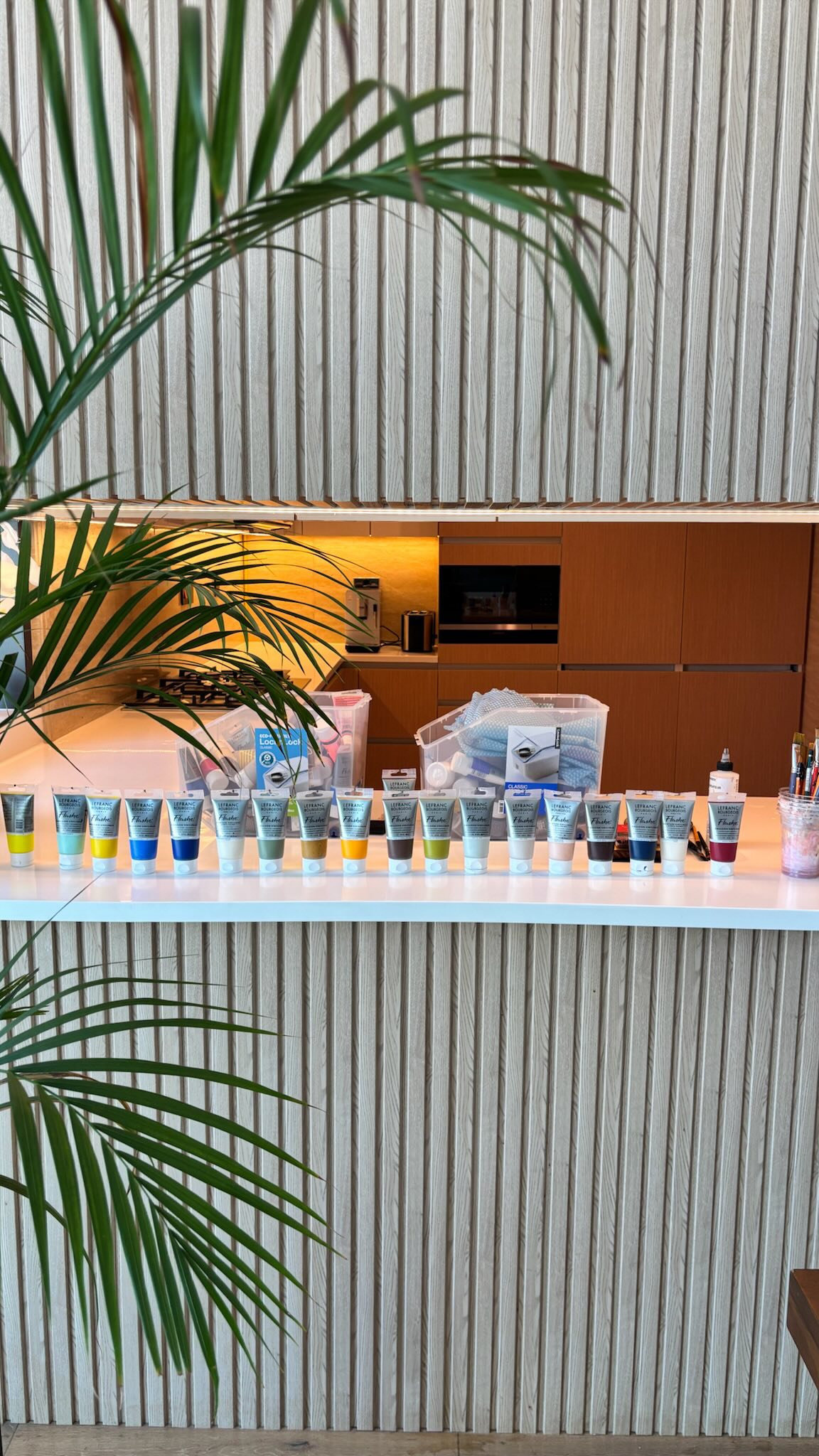 Creating a painting takes time.
Doubts, layers, adjustments.
I start with an idea,
I build a palette,
I let the work unfold.
This account is about process,
light,
and staying with the work.
🤍