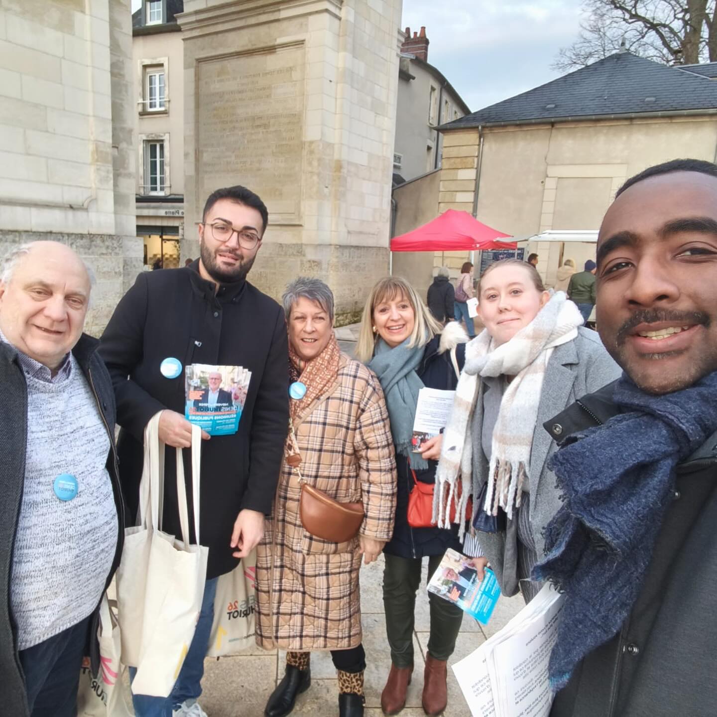 La campagne, c’est aussi ça : des rencontres, des échanges, et des moments partagés avec des personnes que nous ne connaissions pas encore il y a quelques semaines, mais avec qui nous partageons et construisons déjà des idées communes.
Merci aussi à toutes celles et ceux que nous croisons chaque jour pour leurs suggestions et leur écoute.
Il fait bon vivre à Nevers avec Nevers à Venir. 🧡💙
#neversavenir #denisthuriot26 #nevers