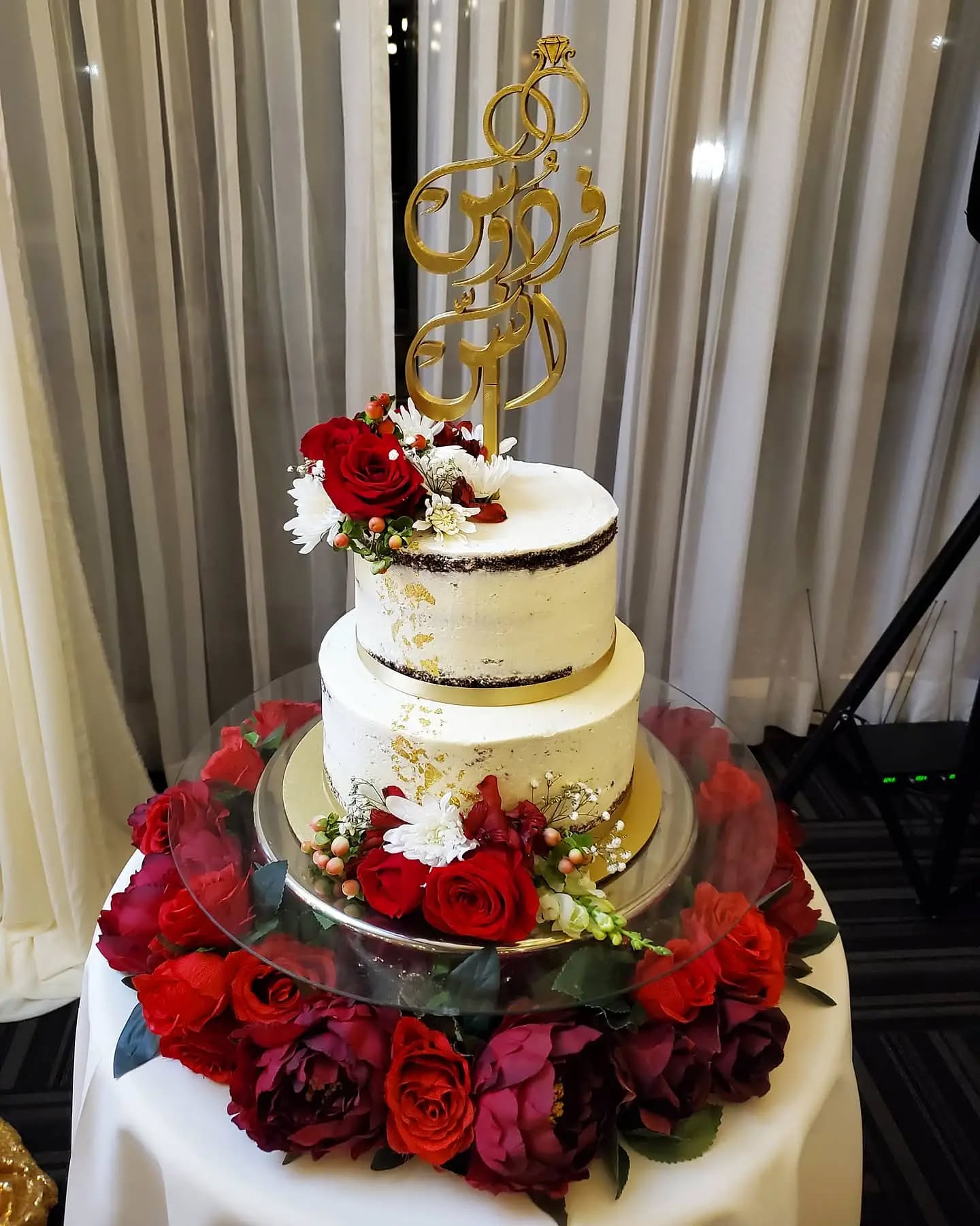 We're a bit biased but you can never go wrong with a semi-naked cake 🌹
Table Decor and Cake Stand by: @expressionsbyme
Cake Topper: @danadeesh_design
#wedding #weddingcake #engagement #engagementcake #nakedcake #seminakedcake #caketopper #goldleaf #birthday #birthdaycake #roses #floralarrangement #florals #burgundy #red #gold #cake #cakedecorating #cakedesign #cakedecorator #cakesofinstagram #cupcakes #cakeoftheday #cakedesigner #instacake #picoftheday #instafood #buttercream #buttercreamcake