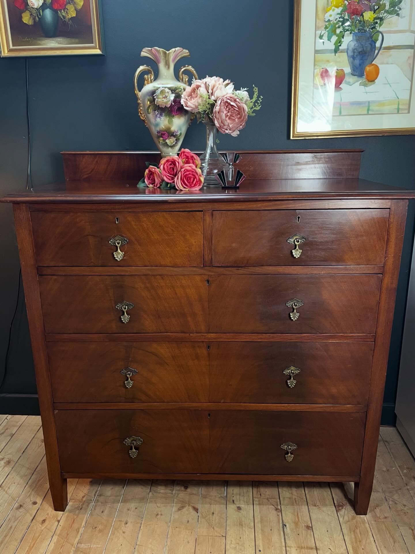 -SOLD-
The wood has polished up beautifully on this gorgeous flamed mahogany chest of drawers. Plenty of storage with 2 smaller drawers over 3 large ones, unusual drop handles with fan-effect design and a galleried back.
A stunning piece that has stood the test of time, it measures W107cm D49cm H102cm (111cm inc back rail) £175 with free local delivery.
Here we are in the last week of January, am I the only one who thinks itās gone quite quickly this year?! š
#chestofdrawers #mahogany #mahoganychest #antiquefurniture #restoredfurniture
