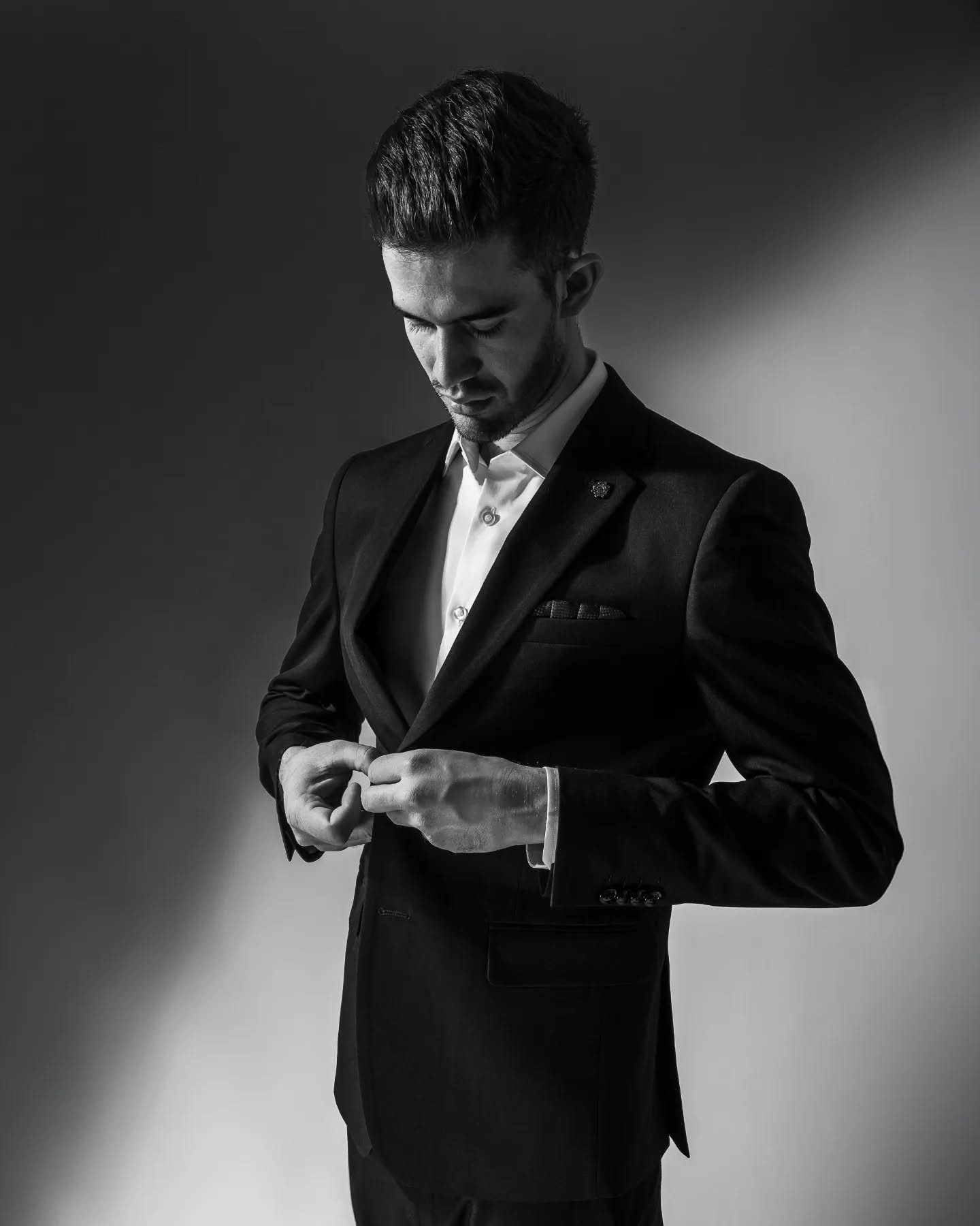 La préparation du futur marié est un moment important qui donne toujours de belles images. Parfois on ressent du stress, Parfois on bois un verre avec ses garçons d'honneur, parfois on apprend à faire un nœud de cravate en regardant des vidéos Youtube... Parfois les 3 en même temps. 😁😁
#mariageoutaouais #mariagegatineau #photospreparation #fujifilmxt4 #groom #mariagequebec #mariageottawa #mariage2024 #futurmarié