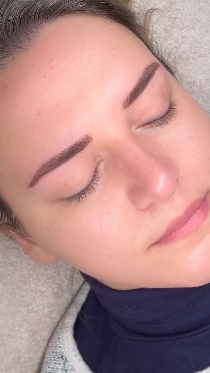 Augenbrauen machen so viel mit einem Gesicht ✨ Viele Frauen haben über Jahre ihre Augenbrauen sehr dünn gezupft – so auch hier.
Durch die Kombination aus Schattierung & Härchenzeichnung wirken ihre Brauen jetzt voller und viel harmonischer.
Im Video seht ihr außerdem ihren abgeheilten, dezenten Lidstrich, den wir vor einiger Zeit pigmentiert haben 🤍
#microblading #microbladingbielefeld #permanentmakeup #kosmetikstudiobielefeld