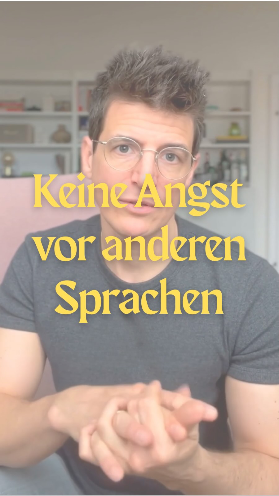 Führt Mehrsprachigkeit wirklich dazu, dass Schüler*innen vom Unterrichtsinhalt abschweifen? Eine Studie aus 59 Unterrichtsstunden (Mathe, Geschichte & Co.) sagt: Nein.
Was wurde gemacht?
In 4 Hamburger Schulen wurden Schüler*innengespräche aufgenommen und analysiert.
Das Ergebnis:
📌 95 % aller Gespräche fanden auf Deutsch statt, nur 5 % waren mehrsprachig.
📌 75 % dieser 5 % handelten von fachlichen Inhalten, genau wie bei deutschsprachigen Gesprächen.
📌 Kein Unterschied im Fokus: Egal, ob ein- oder mehrsprachig, es ging fast immer um den Unterrichtsstoff.
Warum ist das wichtig?
Viele Lehrpersonen befürchten, dass andere Sprachen zu mehr Privaten Gesprächen führen, aber die Studie widerlegt das. Sie zeigt:
1️⃣ Mehrsprachige Gruppen arbeiten genauso fokussiert wie einsprachige.
2️⃣ Selbst einfache Sprachkenntnisse in den Erstsprachen ermöglichen fachliche Diskussionen.
3️⃣ Mehrsprachigkeit hilft sogar, Fachinhalte leichter zu verstehen, weil das gesamte Sprachrepertoire genutzt wird.
Mehrsprachigkeit ist kein Hindernis, sondern eine Ressource, die wir viel öfter und angstfreier einbeziehen sollten.
💬 Wie ist eure Erfahrung mit Mehrsprachigkeit im Unterricht? Teilt eure Gedanken oder probiert es mal aus! Ich freu mich auf eure Kommentare. 👇
Quelle: Duarte, J. (2019). Translanguaging in mainstream education: a sociocultural approach. International Journal of Bilingual Education and Bilingualism, 22(2), 150–164. https://doi.org/10.1080/13670050.2016.1231774
#MehrsprachigkeitImUnterricht #Schulstudie #Unterrichtsforschung #Translanguaging #SprachlicheVielfalt #Lehreralltag #InklusiverUnterricht #Bildungswissenschaft #Fachdidaktik #MehrsprachigkeitAlsChance #Schulpraxis #Lehramtsstudium #Pädagogik #Unterrichtsentwicklung