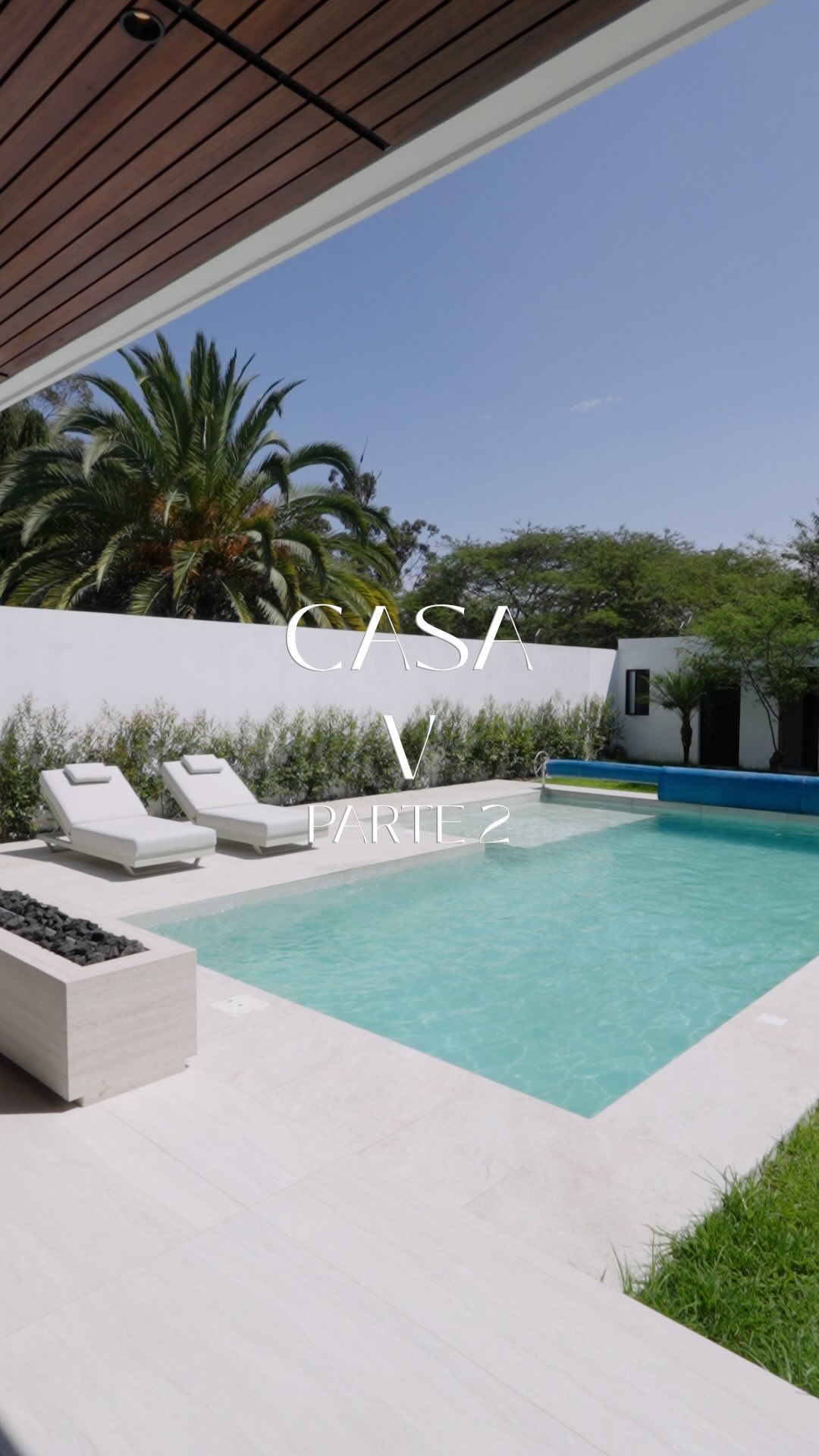 CASA V | Parte 2
El diseño no solo se dibujó… se sobrevivió.
Esta segunda parte del recorrido muestra lo que no siempre se ve: cambios en obra, decisiones de último minuto y ajustes que pusieron a prueba la paciencia (y los planos). Hubo dudas, replanteos y muchas conversaciones, pero también criterio, confianza y ganas de que todo funcione.
Y porque no todo es estrés… spoiler: las arquis también descansamos en la piscina para recargar energía, incluso en plena obra 💦😅.
Parte 2 de 3. El final se acerca… Parte 3 se cocina 👀
#diseñointeriores #diseñoresidencial #interiordesigners #diseñoyconstrucción