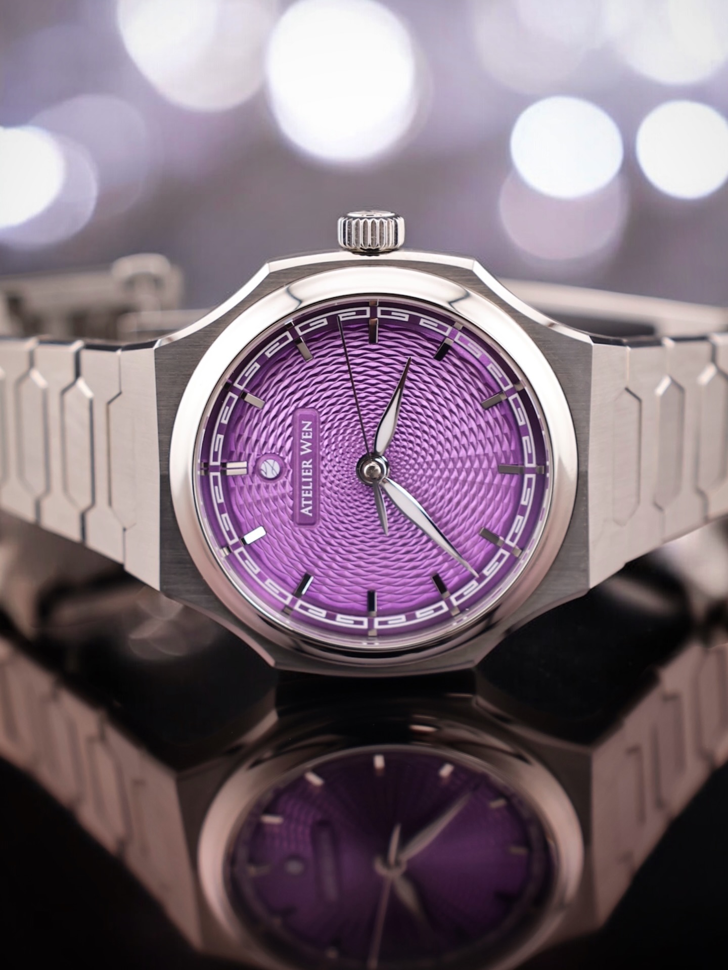 Happy Friday #watchfam - we made it! 🗓️
There’s something surreal about the purple guilloche dial of @atelierwenwatches Perception “Mù”. Not only is the eye-catching dial an absolute stunner, the rest of the watch is equally impressive: a floating and fully-lumed chapter ring, titanium case and integrated bracelet and an engraved 3/4 caseback giving you a peak at the purple-tinged rotor.
Created as a special edition for 2024 and limited to just 498 pieces, the Perception “Mù” is a must-have collector’s item for any serious collection 💜
⌚️: Atelier Wen Perception Mù (Millésime 2024)
#watch #watchcollector