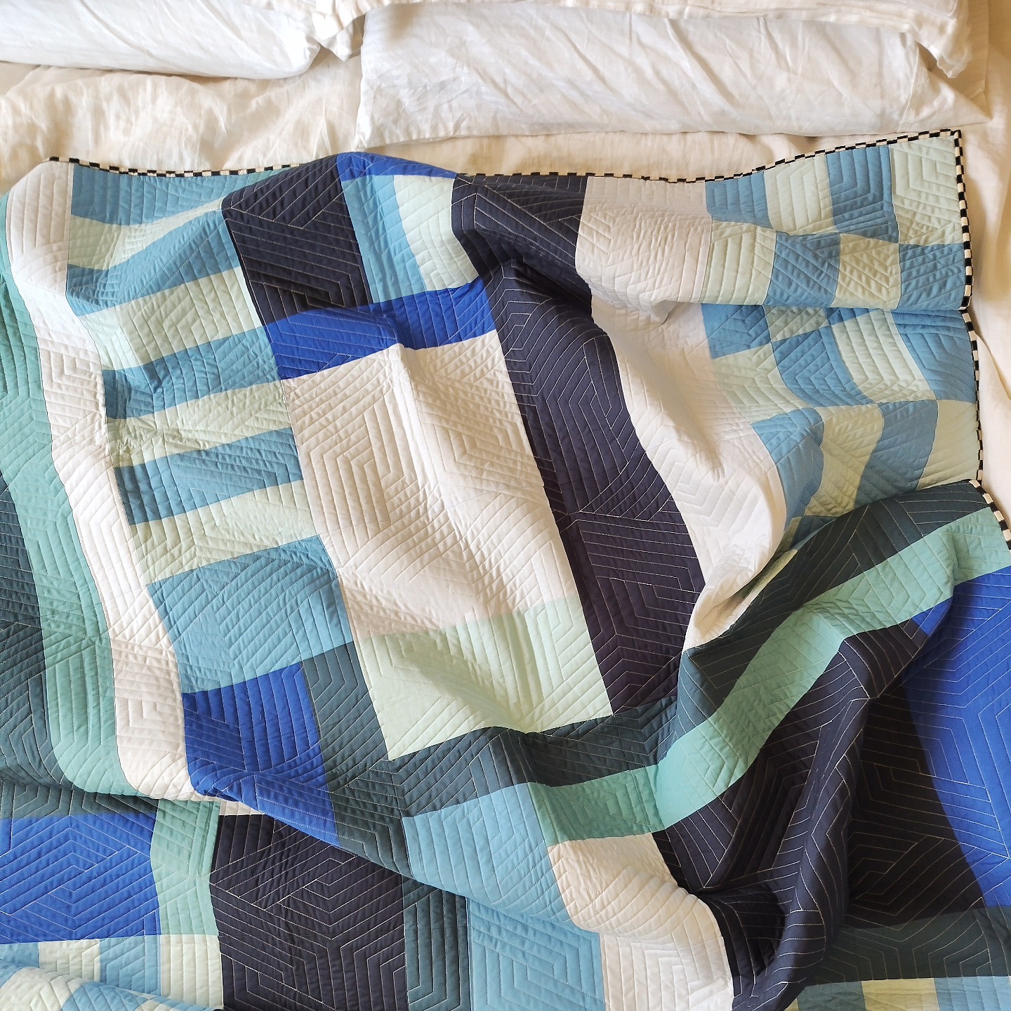 Spent the weekend getting caught up on sleep, hand quilting (photos to come), and assembling the 7000+ 1-inch rainbow checkerboard quilt that I shared in my stories!
This quilt is the cover version featured in my #CityPlanningQuiltPattern and has all of the @artgalleryfabrics Pure Solids listed with the fabric requirements to make your very own 🤗