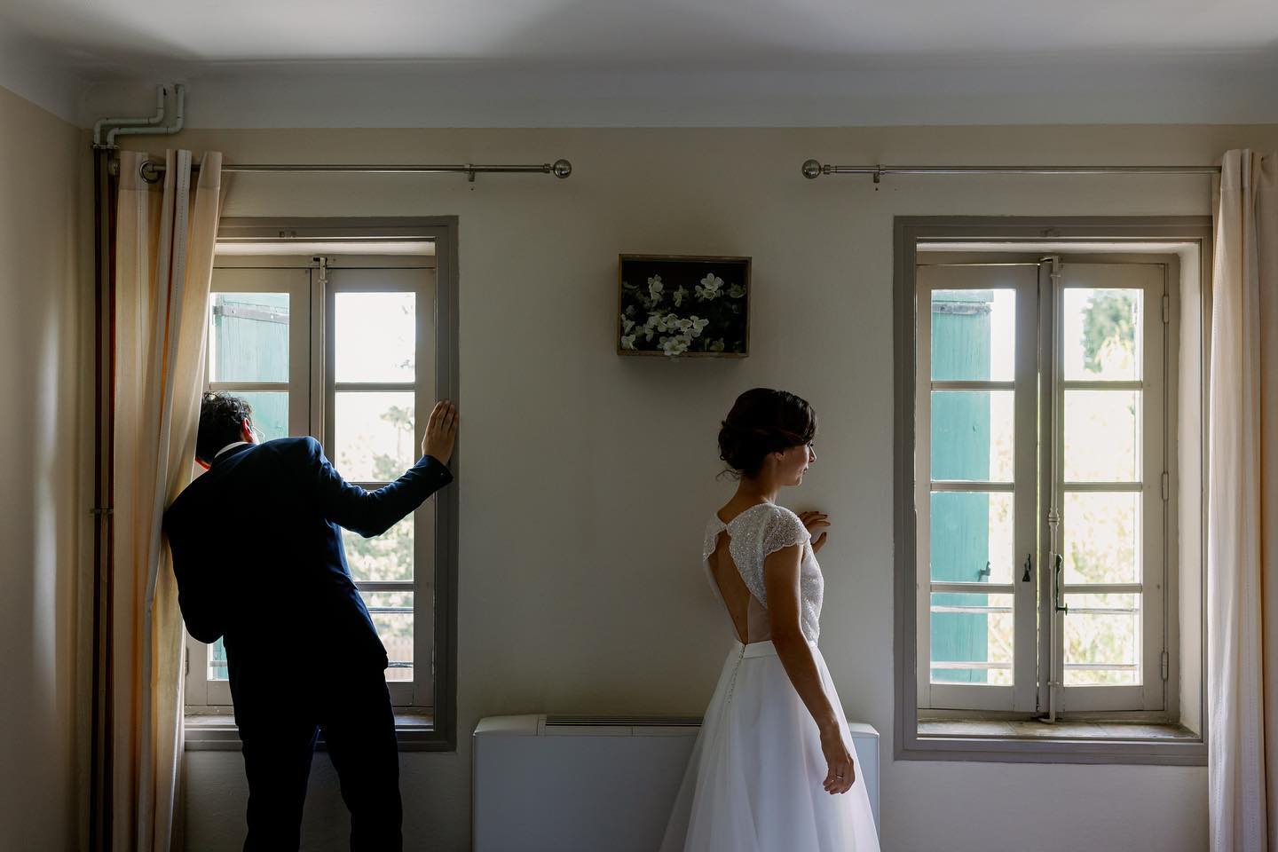 On jette un coup d’œil discret par la fenêtre pour voir si tous les invités sont arrivés, la cérémonie laïque va bientôt commencer..
#weddingphotography #weddingphotographer #frenchwedding #frenchweddingstyle #frenchvenue #frenchweddingphotographer #frenchweddings #frenchweddingvenue #wedding #massaintjosephgrasse